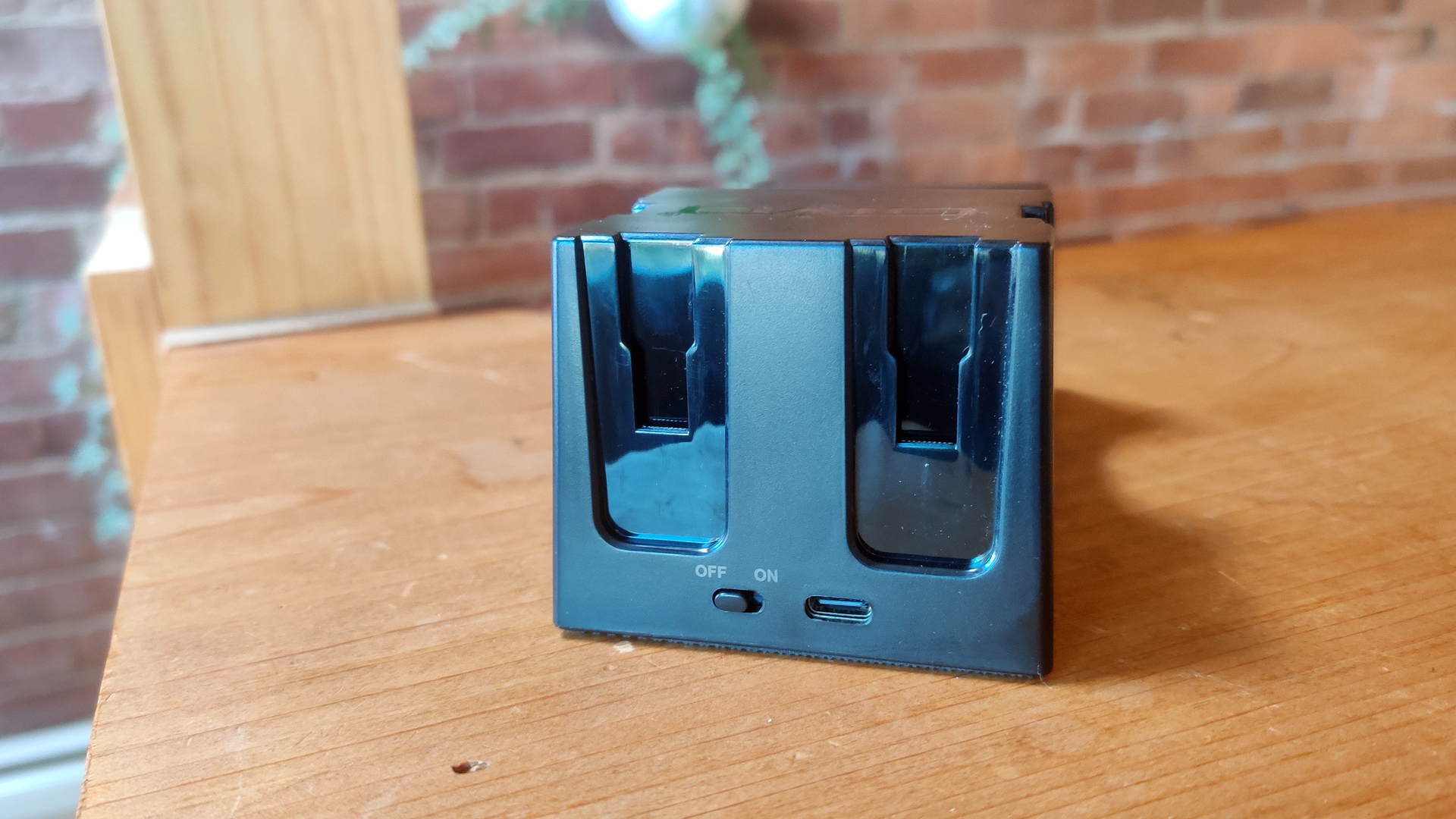 Oivo Charging Stand for Nintendo SWitch Controllers Review Port and SWitch