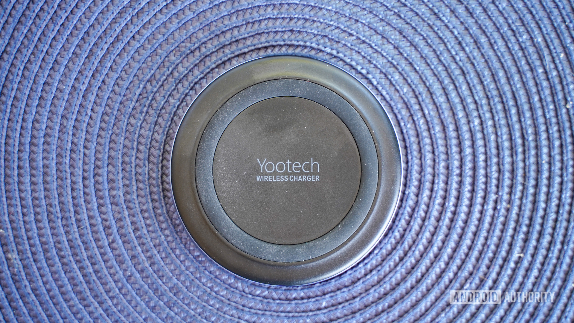 Yootech F500 Wireless Charger centered