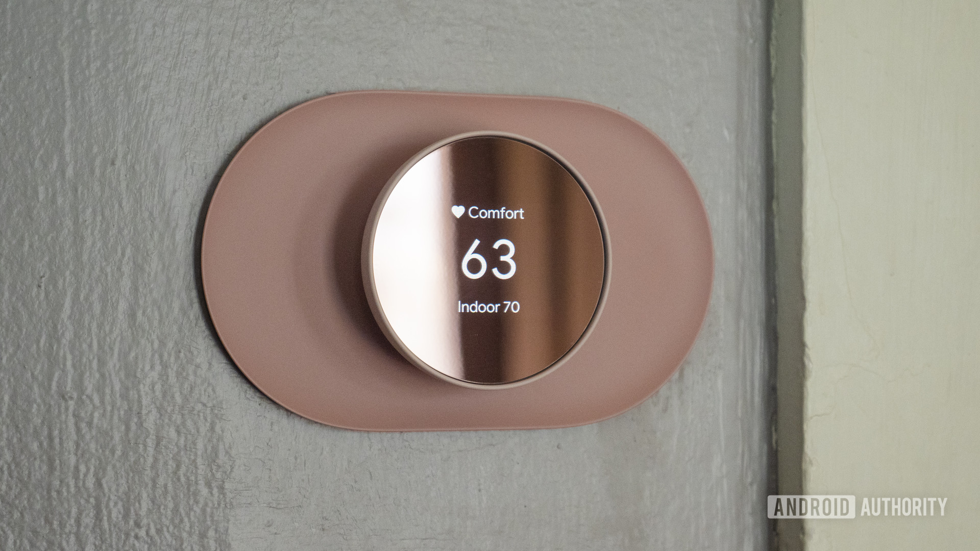 google nest termostat meninjau suhu tampilan di dinding 3