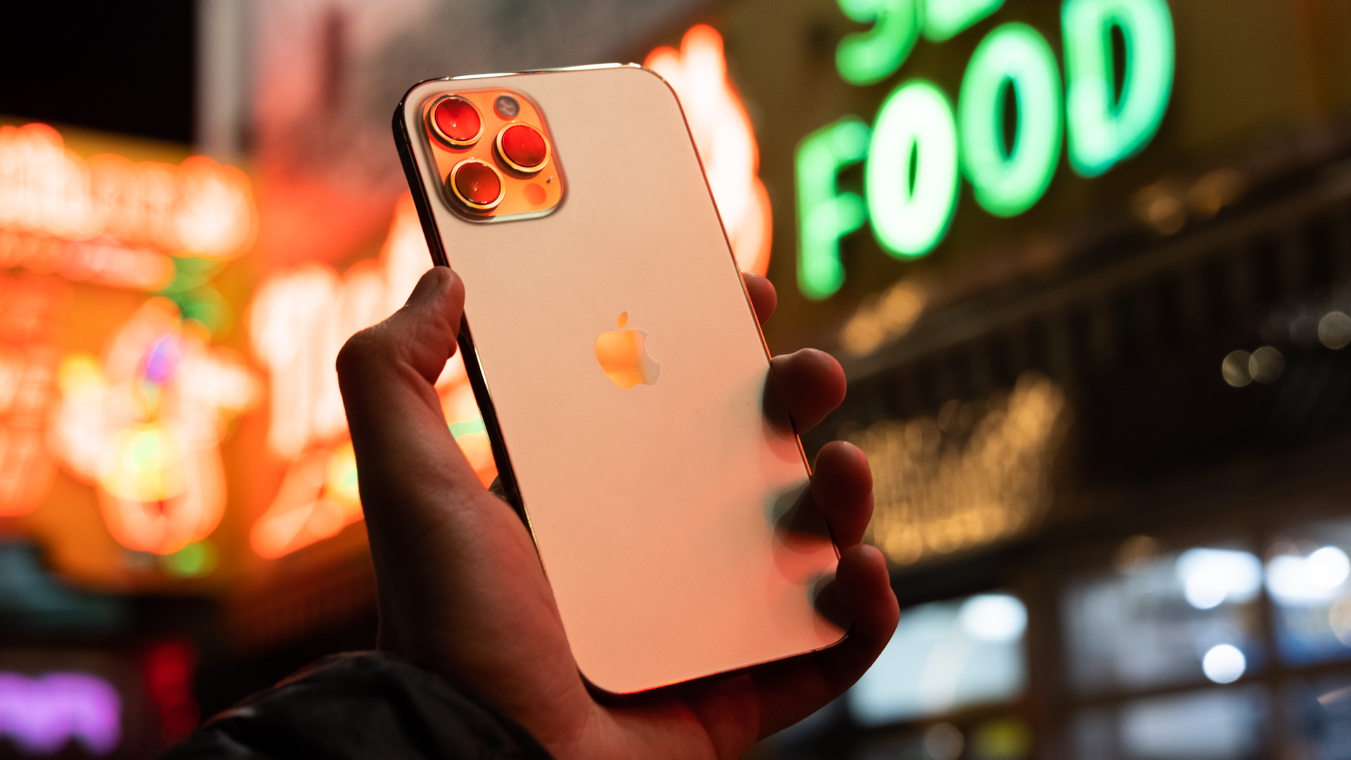 iPhone 12 Pro Max kembali dengan neon 1