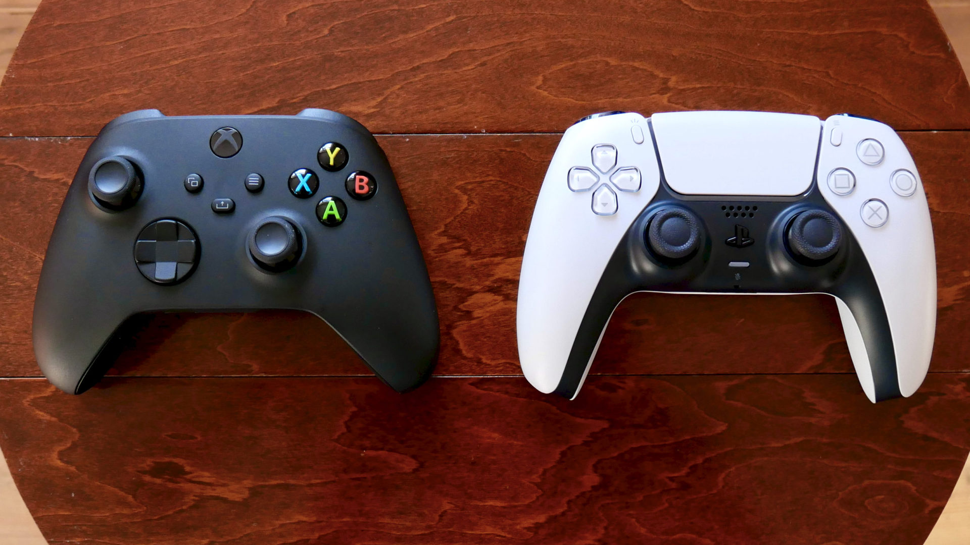 ps5 vs xbox series x controllers scaled