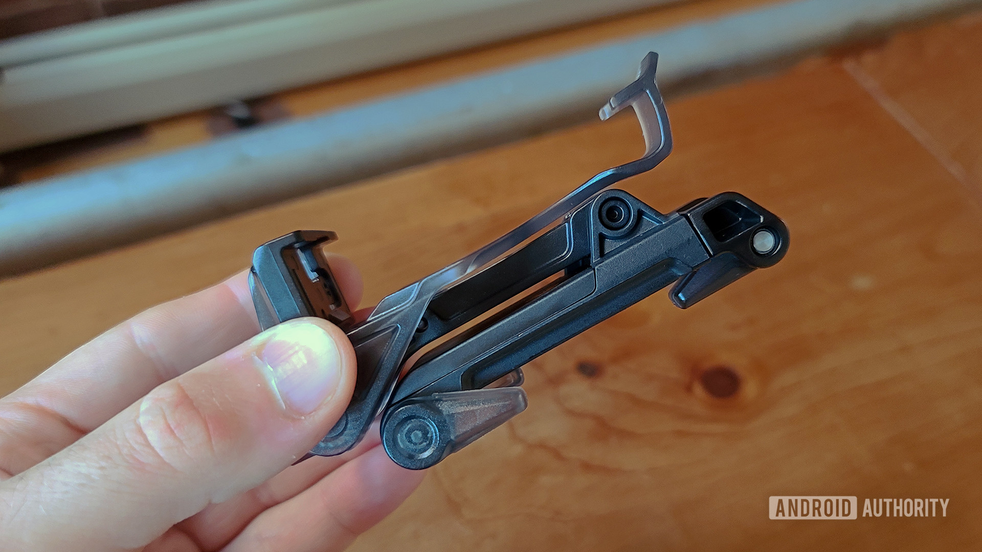 OtterBox Gaming Smartphone Clamp In Hand