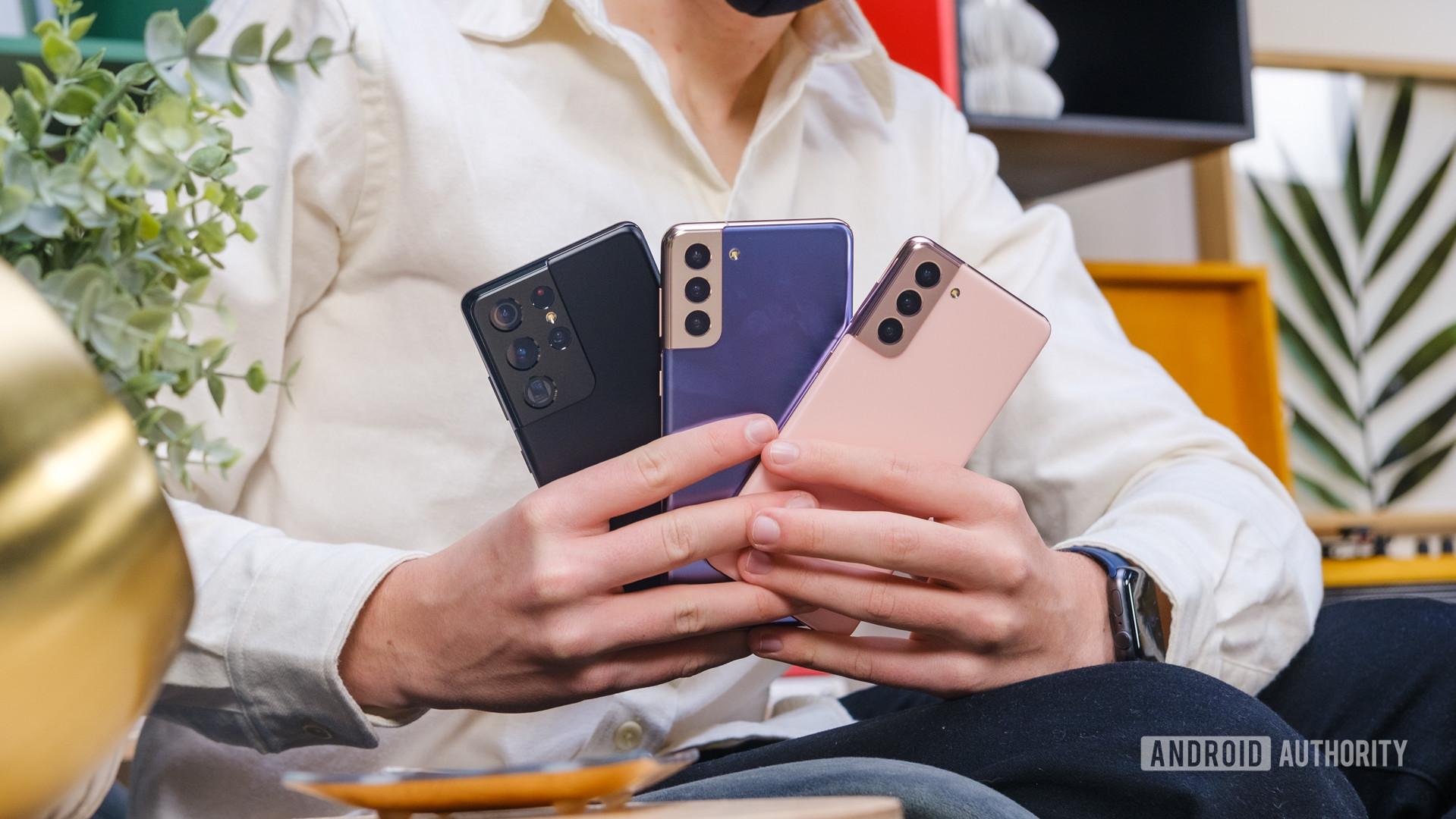Samsung Galaxy S21 vs S21 Plus vs S21 Ultra in hand
