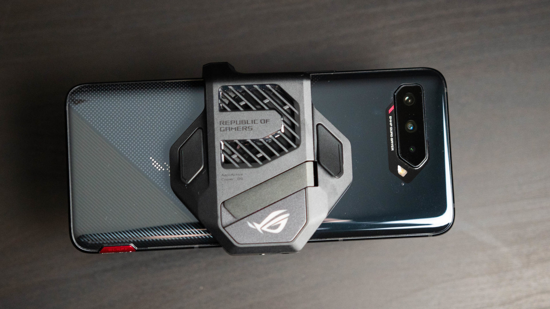 Gambar produk Asus ROG Phone 5 dari pendingin AeroActive pada perangkat itu sendiri
