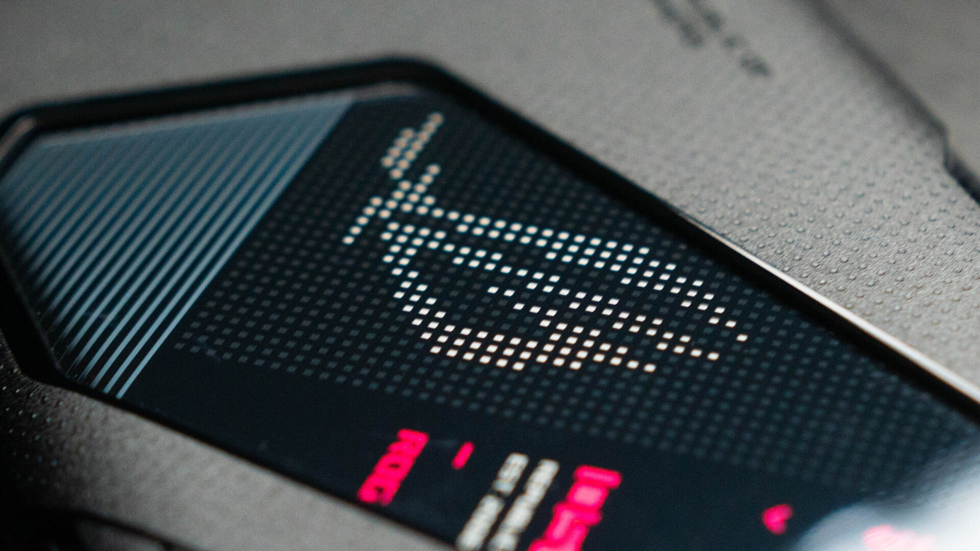 Gambar produk Asus ROG Phone 5 dari logo ROG LED melalui casing yang disertakan