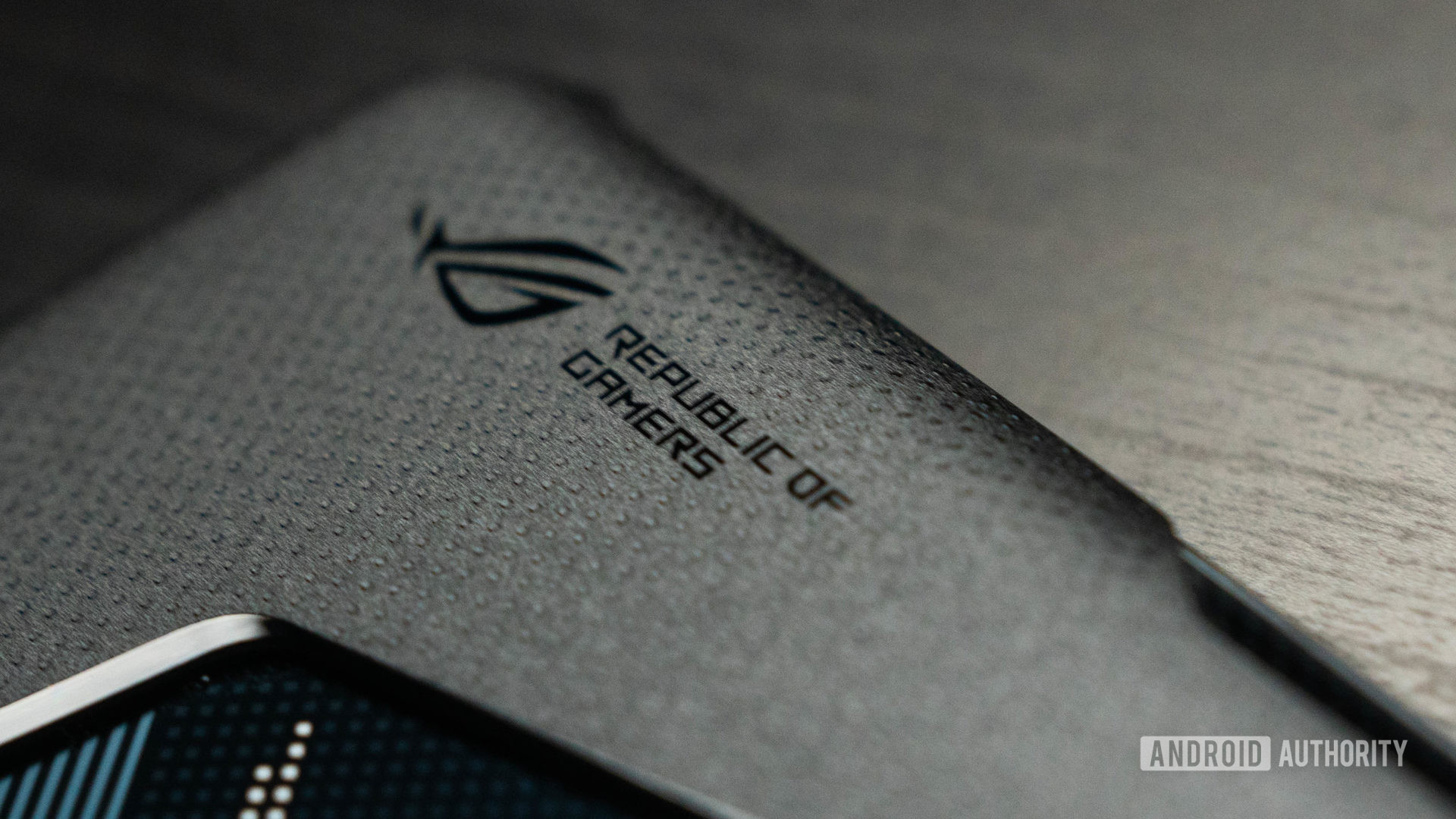 Gambar produk Asus ROG Phone 5 dari logo ROG pada casing yang disertakan