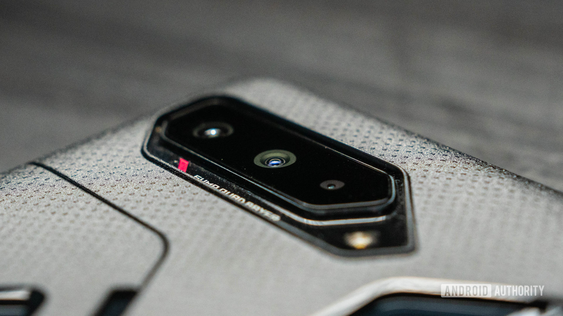 Bidikan produk Asus ROG Phone 5 dari benturan tiga kamera melalui kasing yang disertakan