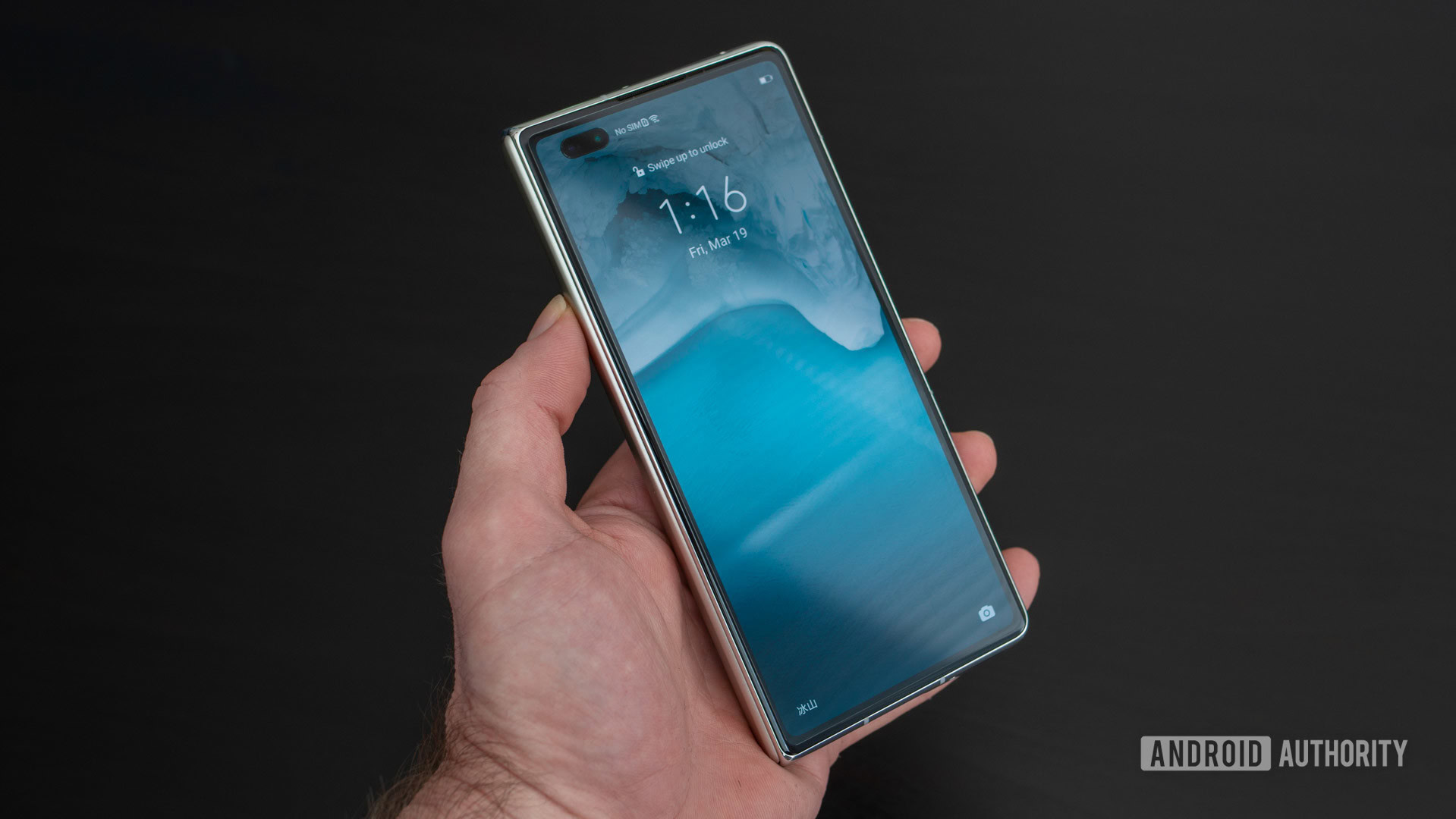 HUAWEI Mate X2 lock screen in hand