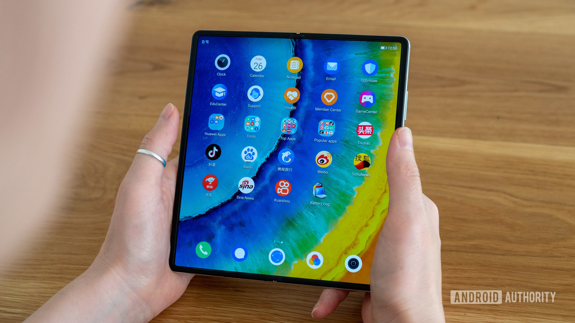 HUAWEI Mate X2 review preloaded apps on main internal screen