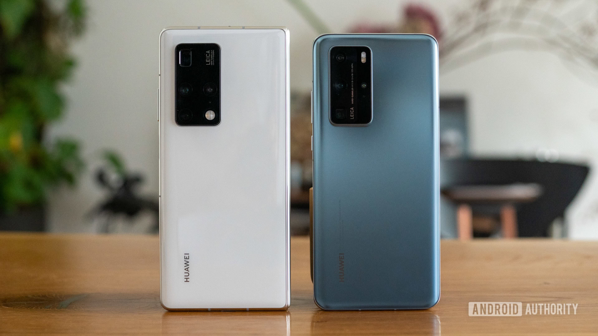 HUAWEI Mate X2 vs HUAWEI P40 Pro back panels full