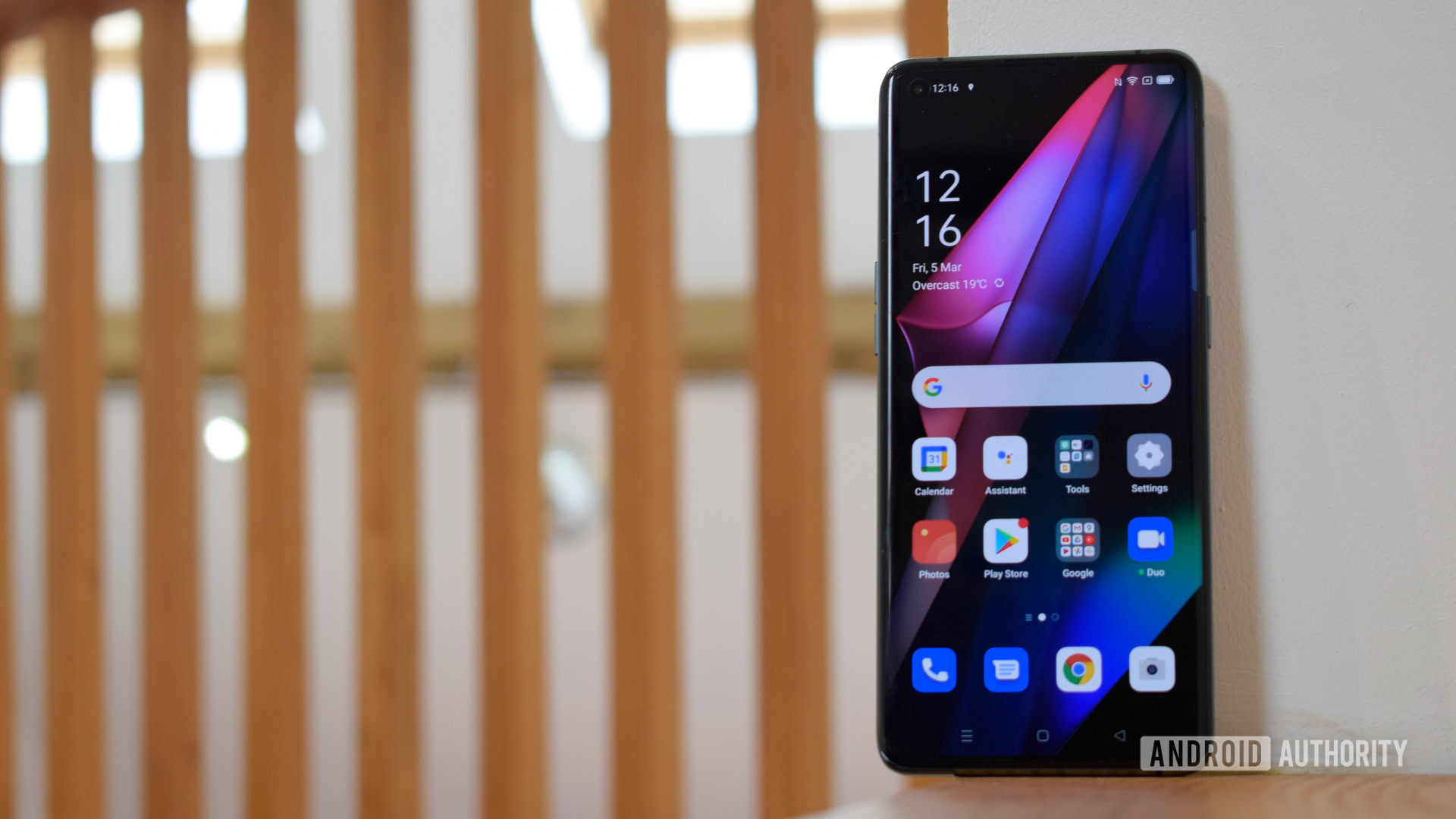 OPPO Find X3 Pro review standing
