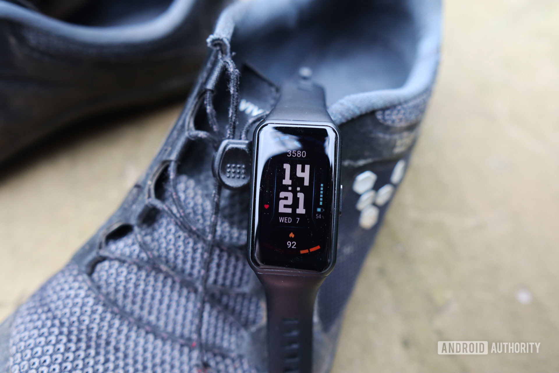 An Honor Band 6 tracks a users calories and displays the time.