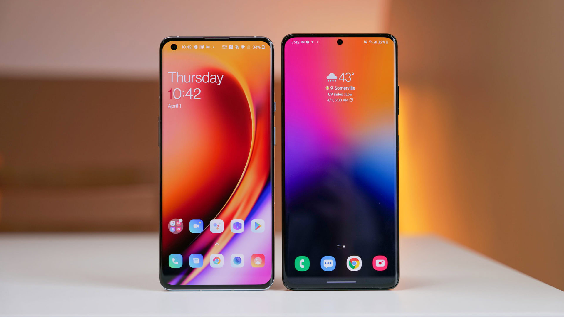 OnePlus 9 Pro vs Samsung Galaxy S21 Ultra on table