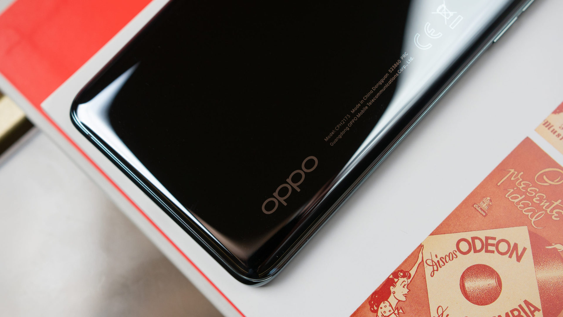 Logo OPPO à l'arrière de l'OPPO Find X3 Pro 5G.