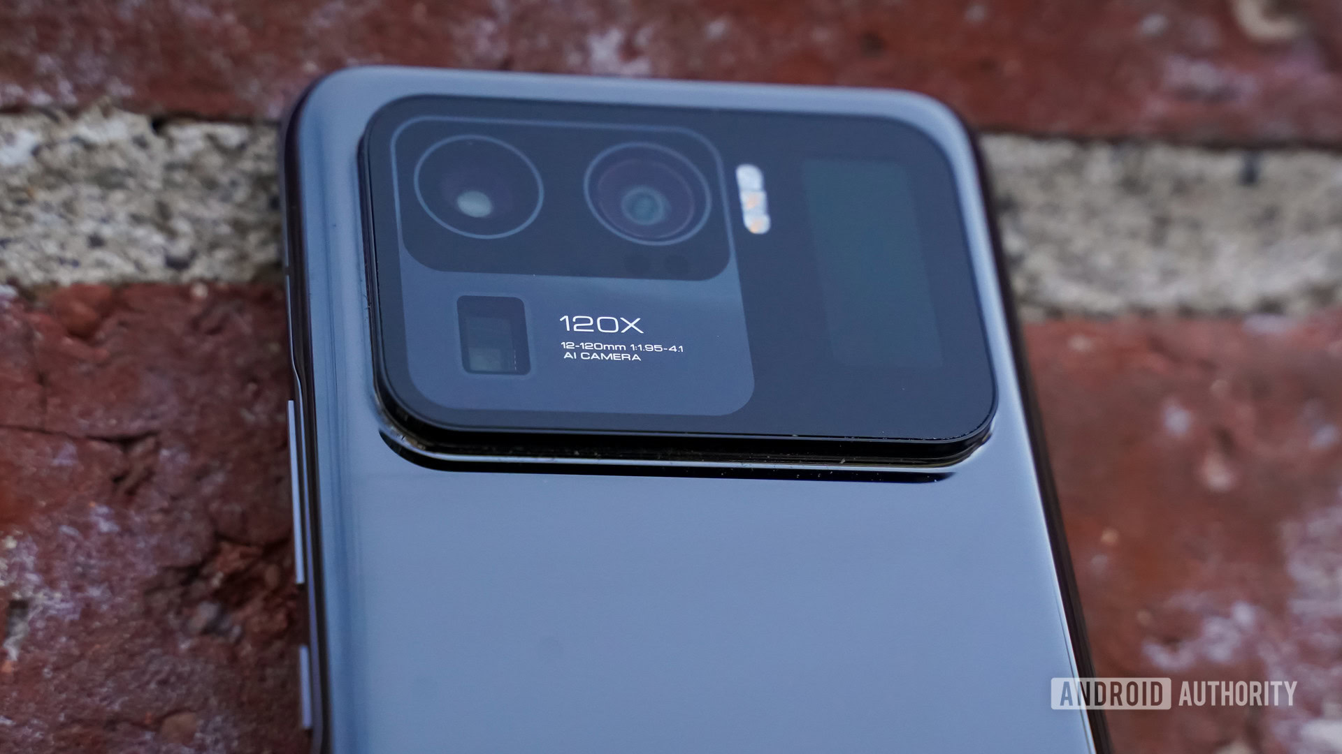 Xiaomi Mi 11 Ultra leaning camera