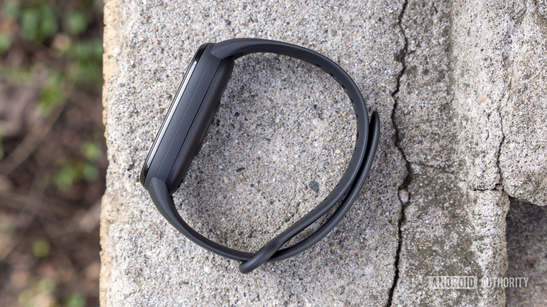 xiaomi mi band 6 review strap on cement