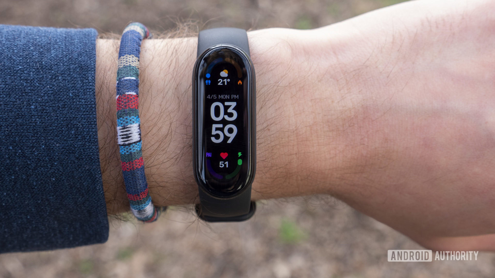 xiaomi mi band 6 review watch face display on wrist 2