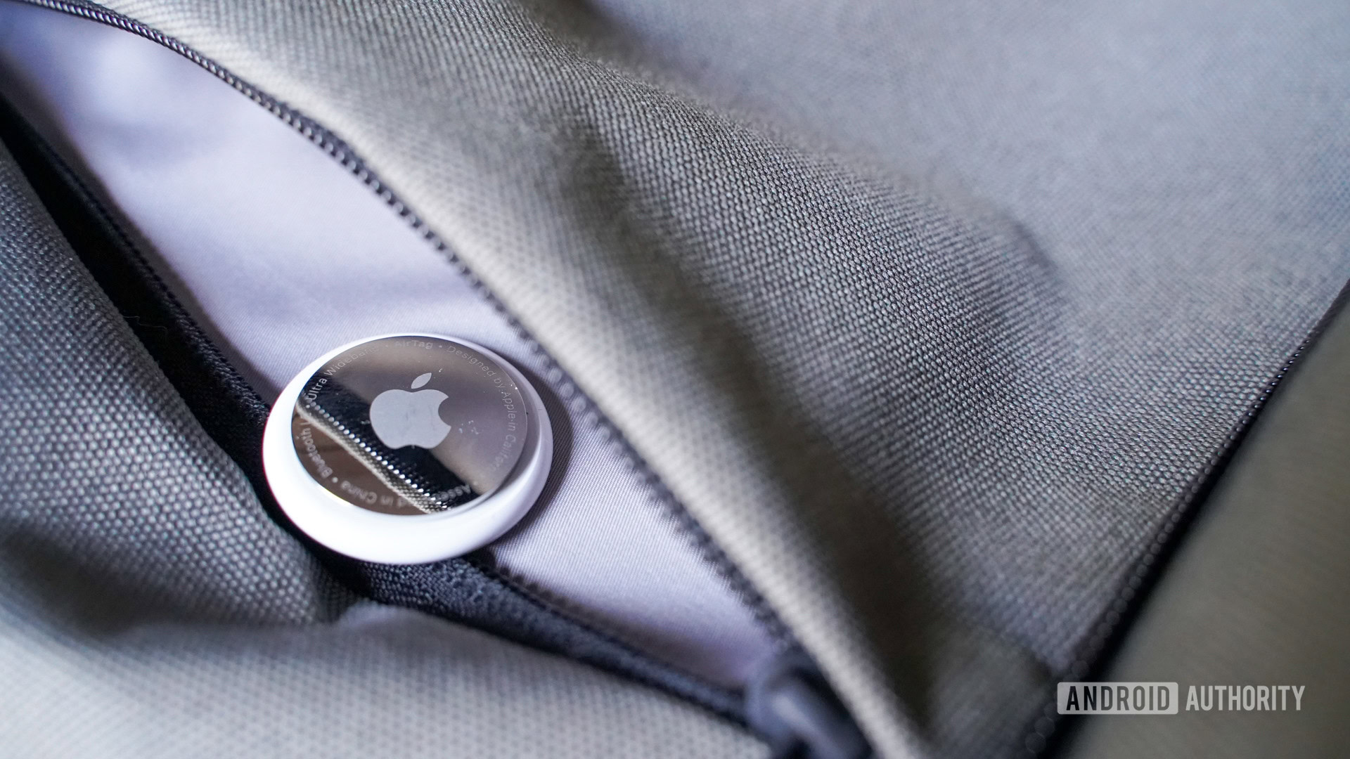 Apple AirTag en mochila