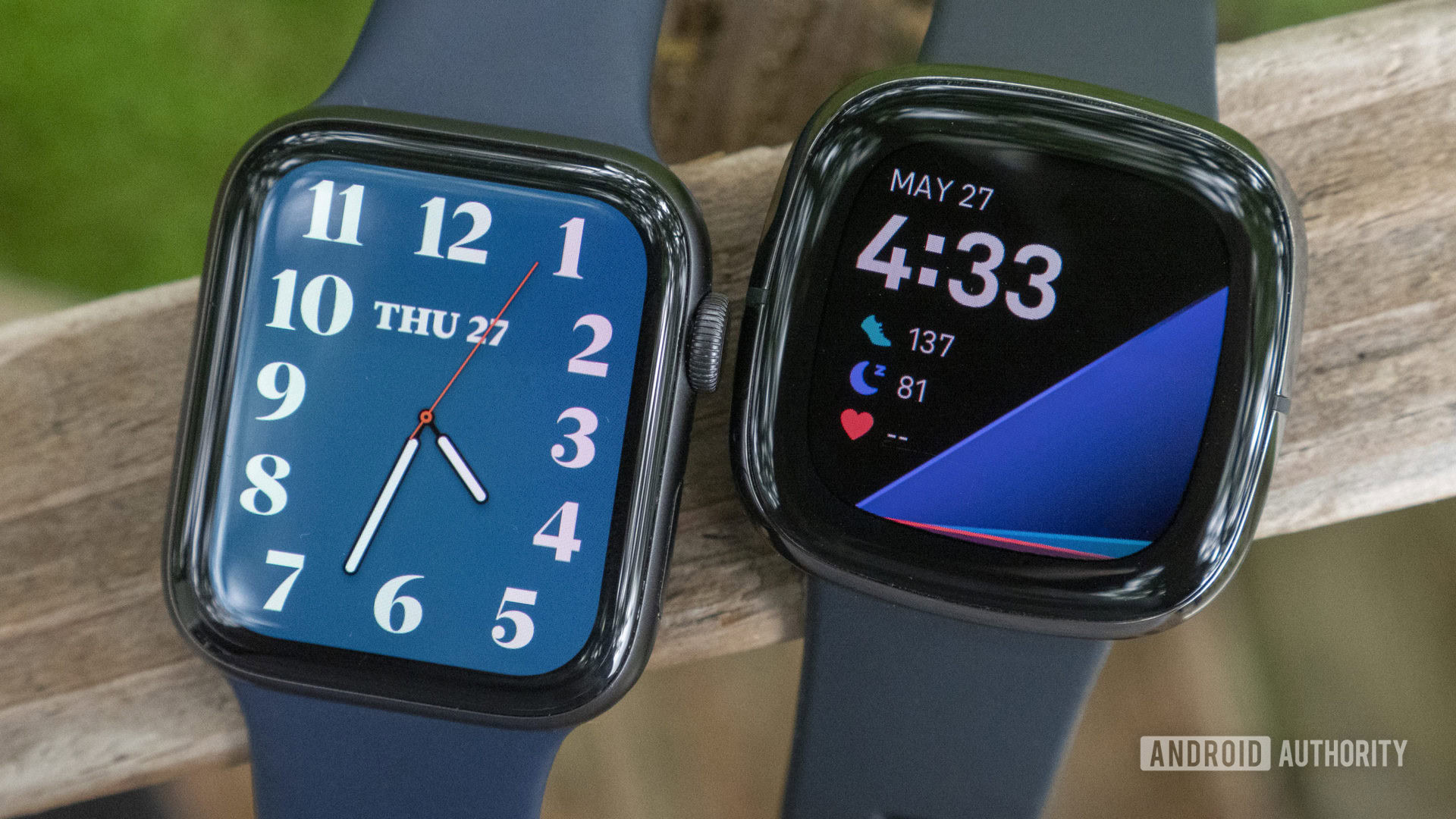 Fitbit Sense vs Apple Watch Series 6 carátulas de reloj pantalla 2