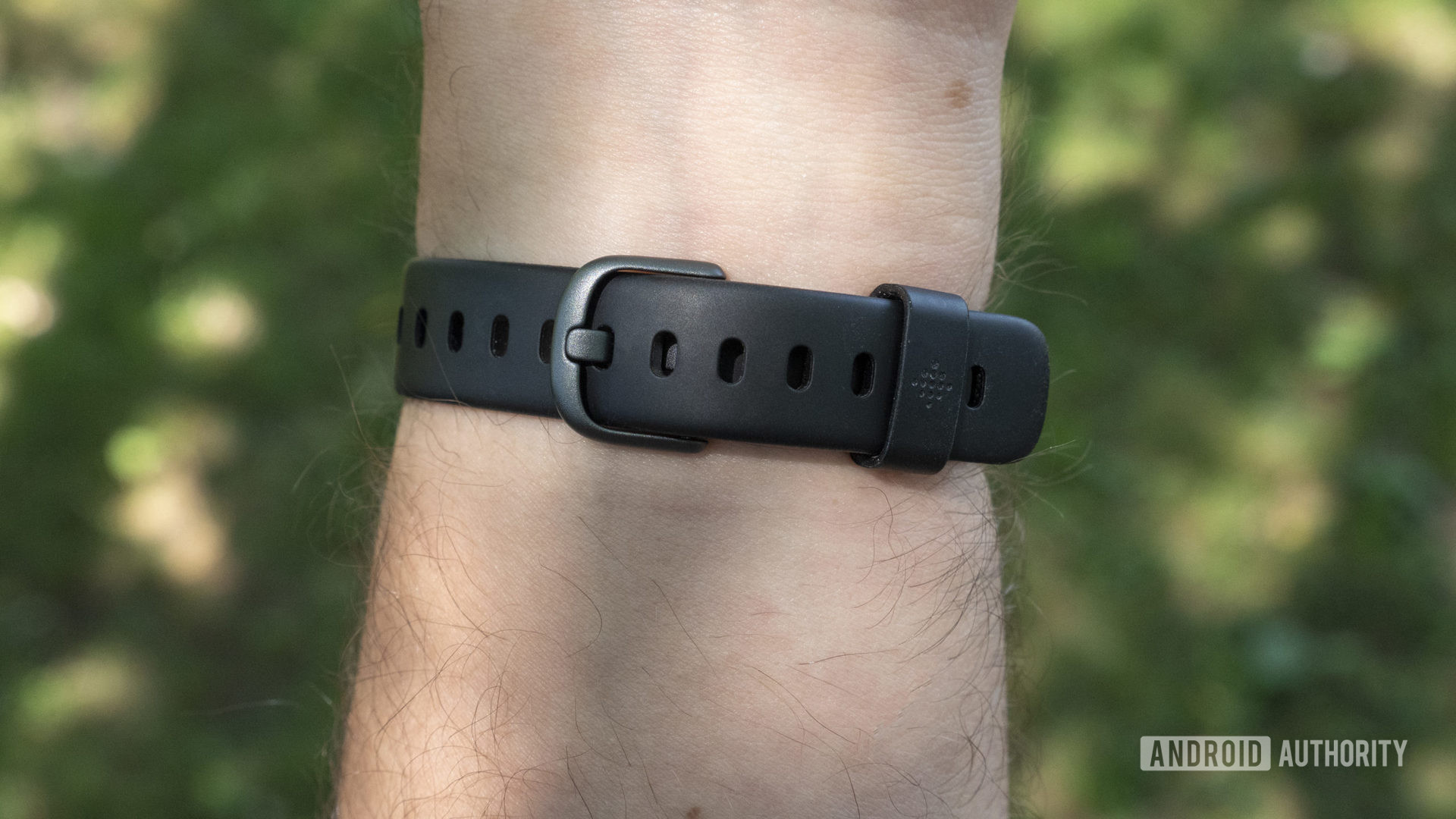 fitbit luxe review on wrist strap