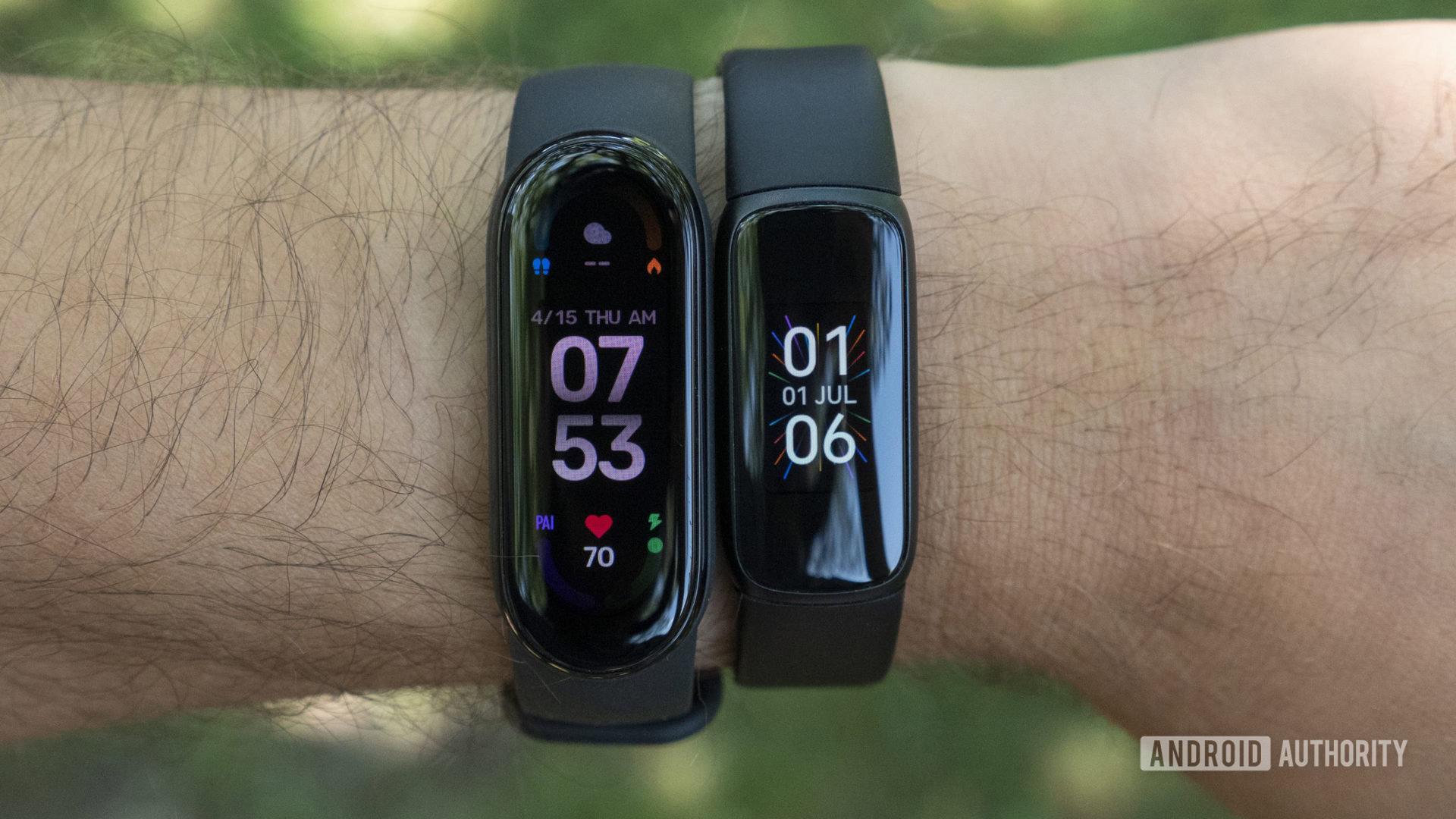 fitbit luxe vs xiaomi mi band 6 on wrist