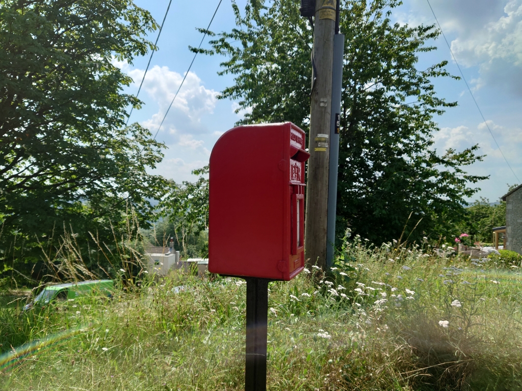 HDR picture of red letterbox Sony Xperia 1 III