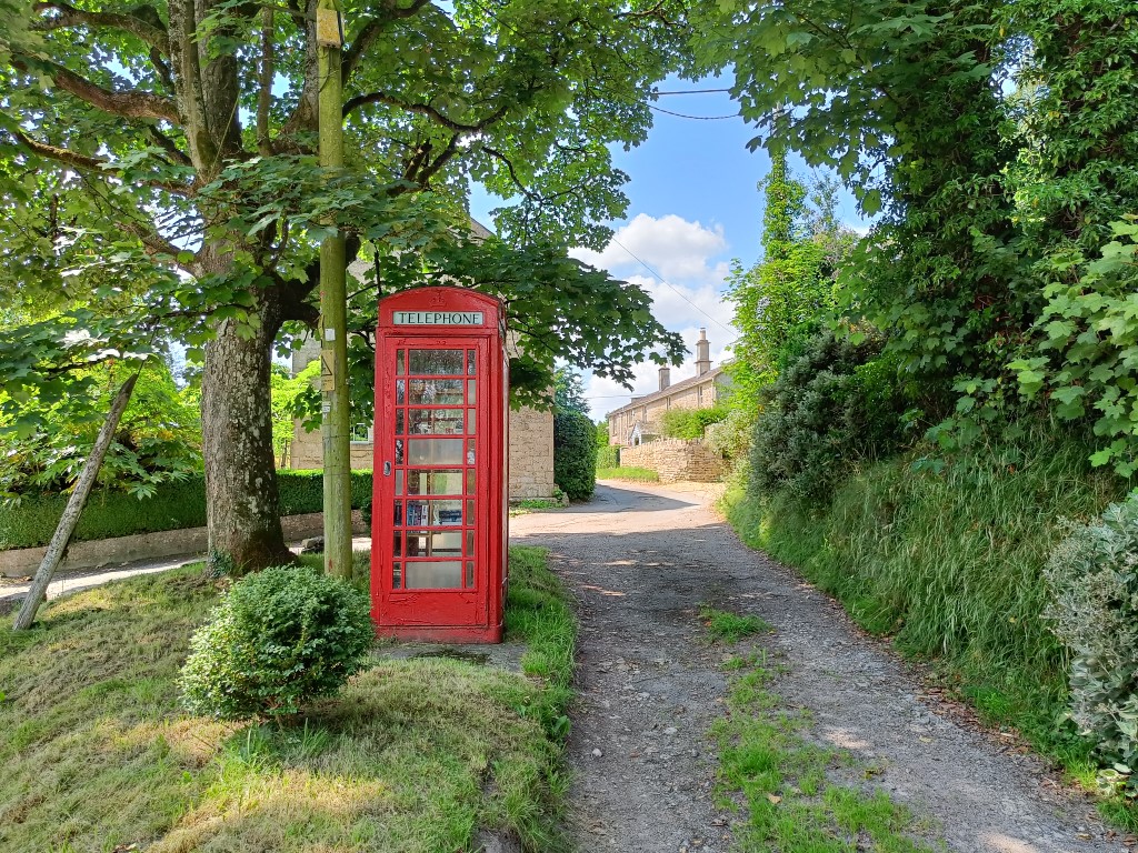 OnePlus Nord 2 5G camera sample of red telephone box