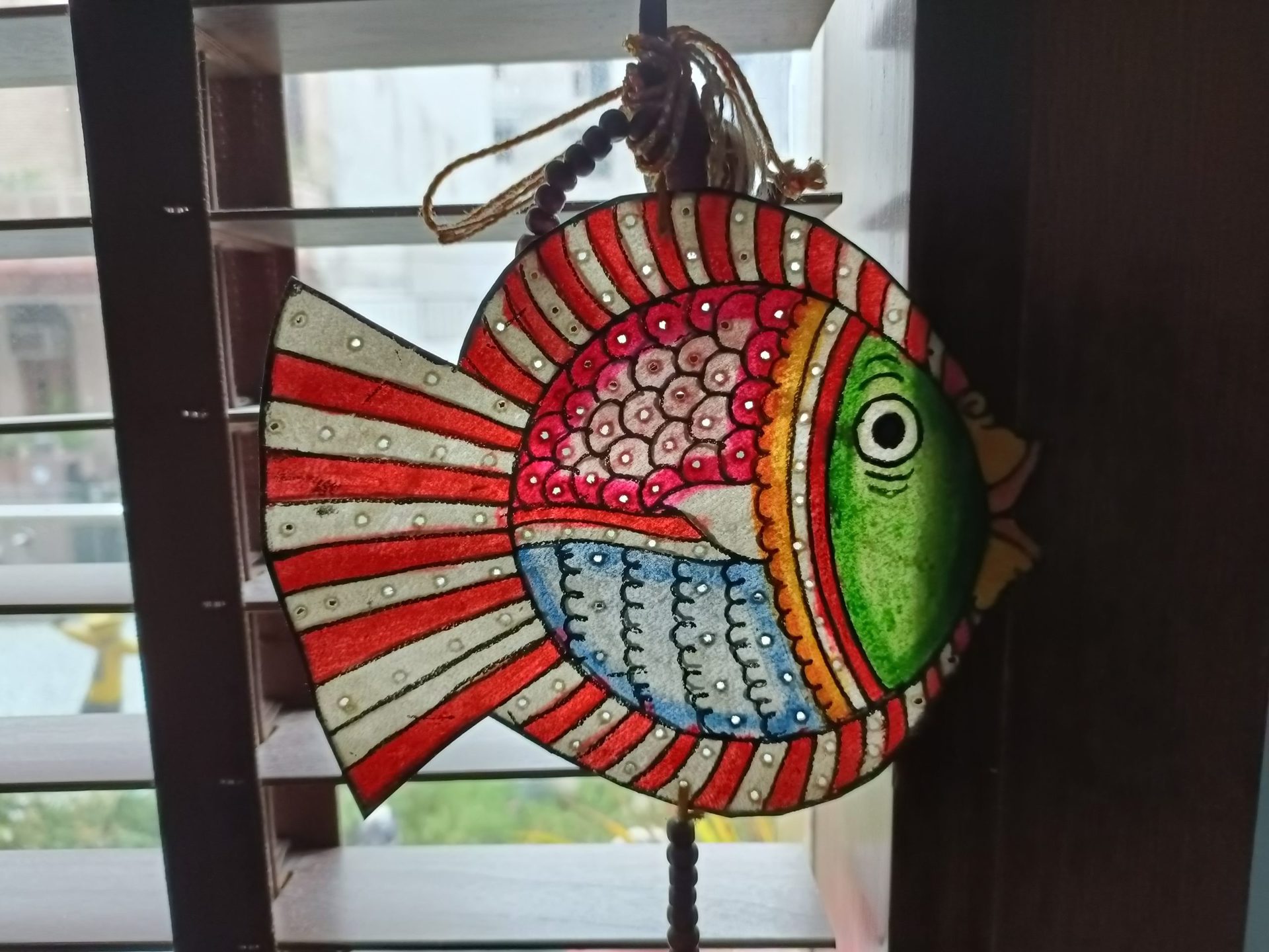 The OPPO Reno 6 Pro indoor camera sample showing a fish ornament.