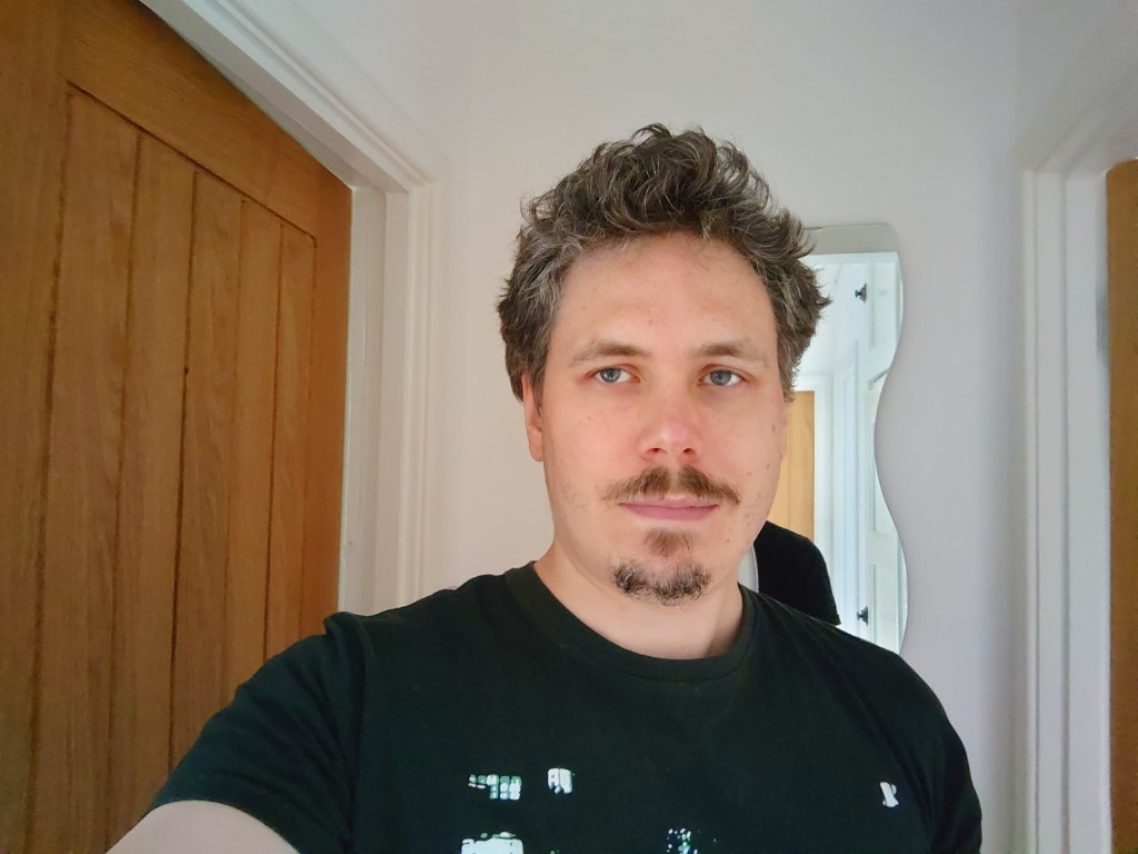 Sony Xperia 1 III Selfie Bad Light of a man with brown hair in a dark t-shirt