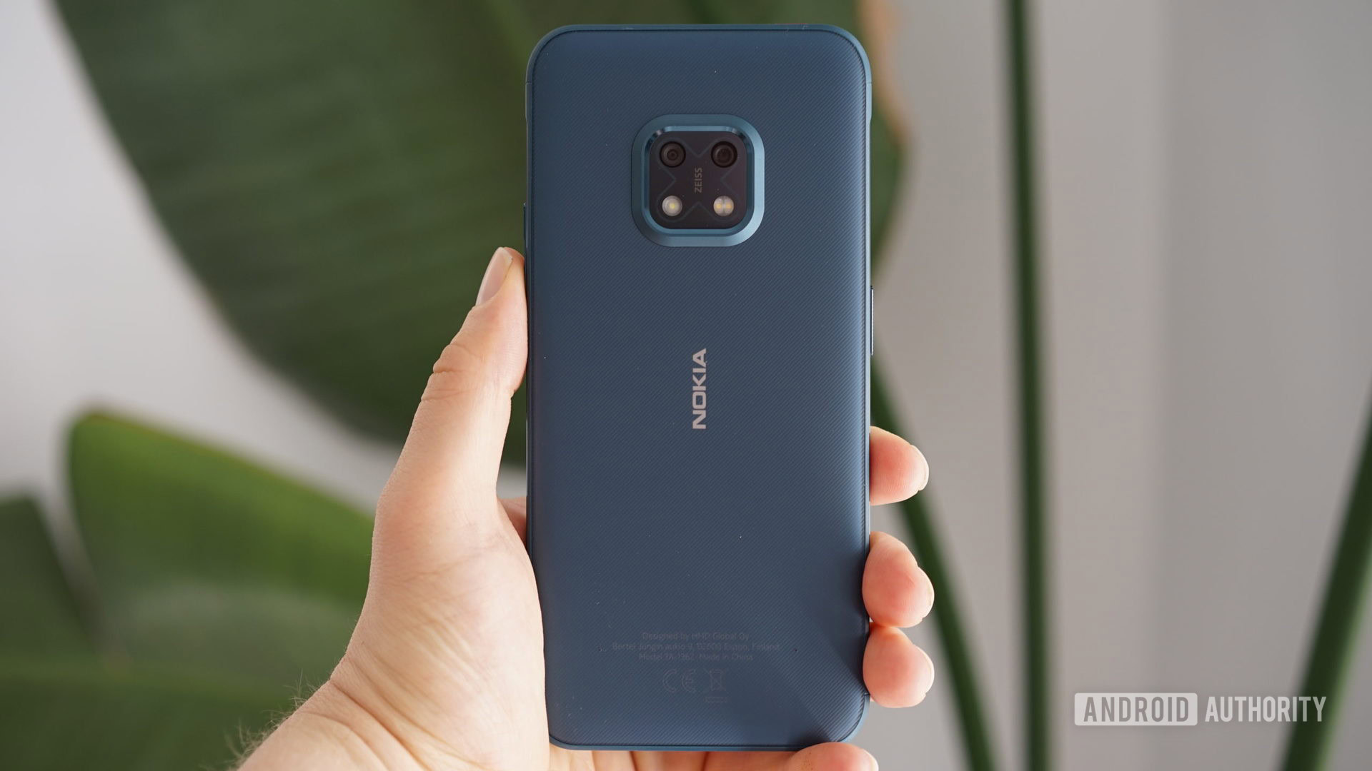 nokia xr20 backside in the hand
