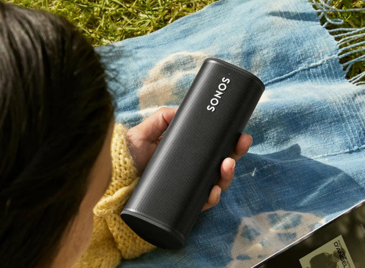 sonos roam lifestyle outdoor lawn using speaker and phone
