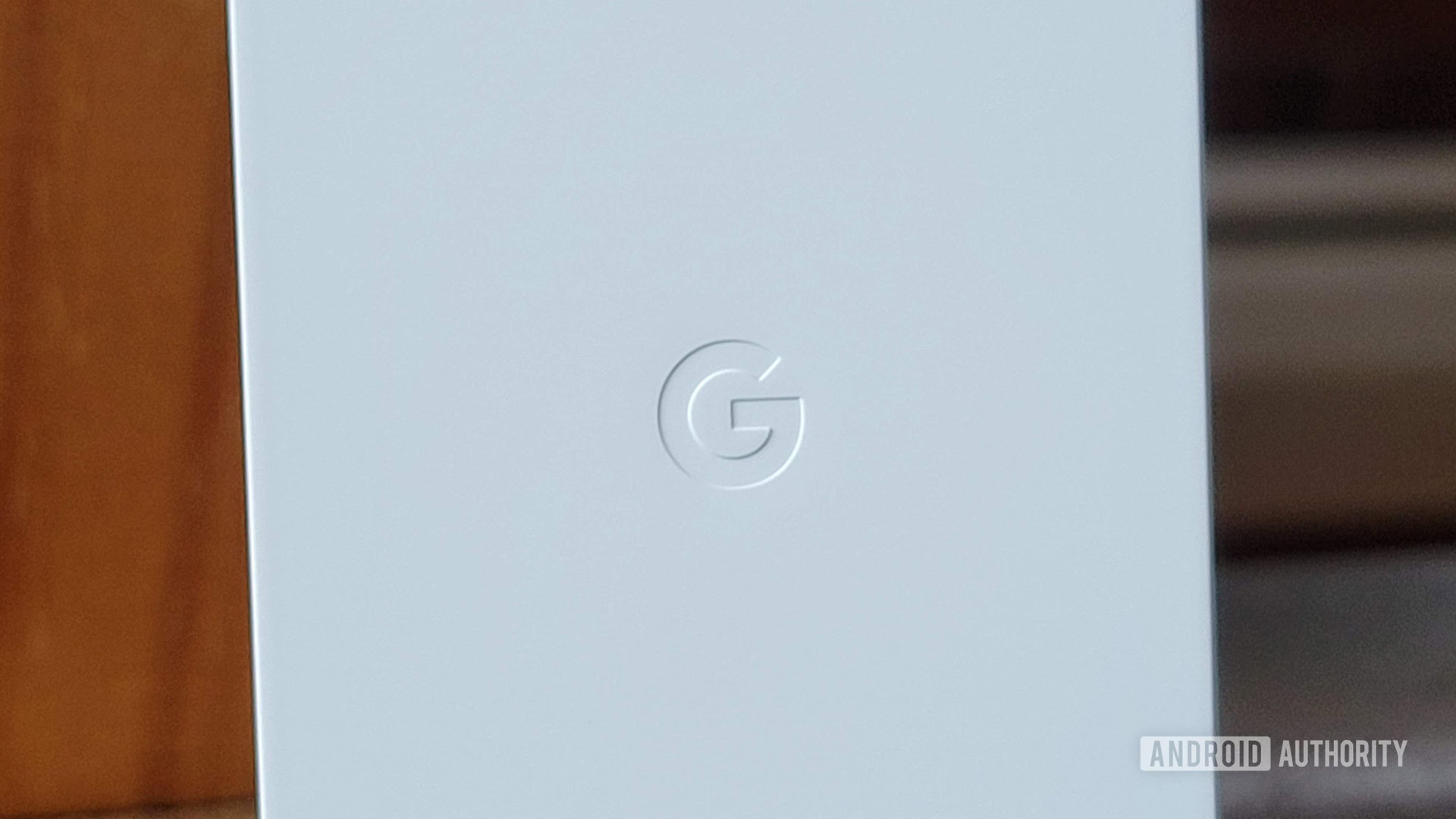 Revisión del timbre de Google Nest. Primer plano del logotipo de Google