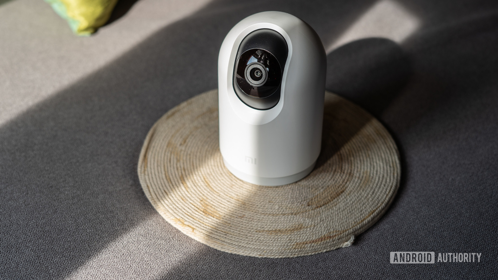 Kamera Keamanan Rumah Mi 360 2K Pro depan menunjukkan lensa terbuka