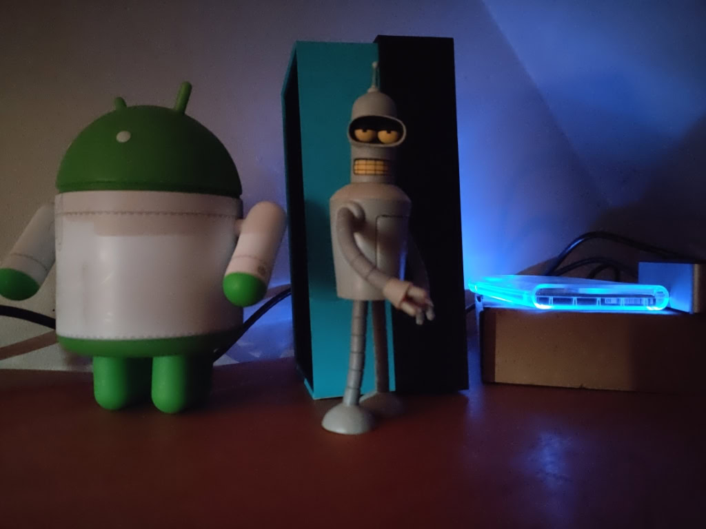SFSI camera sample Night mode off showing a Bender the robot from Futurama figurine next to the Android figurine.