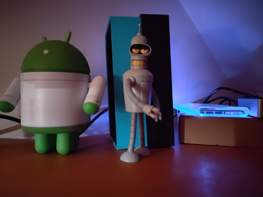 SFSI camera sample Night mode on showing a Bender the robot from Futurama figurine next to the Android figurine.