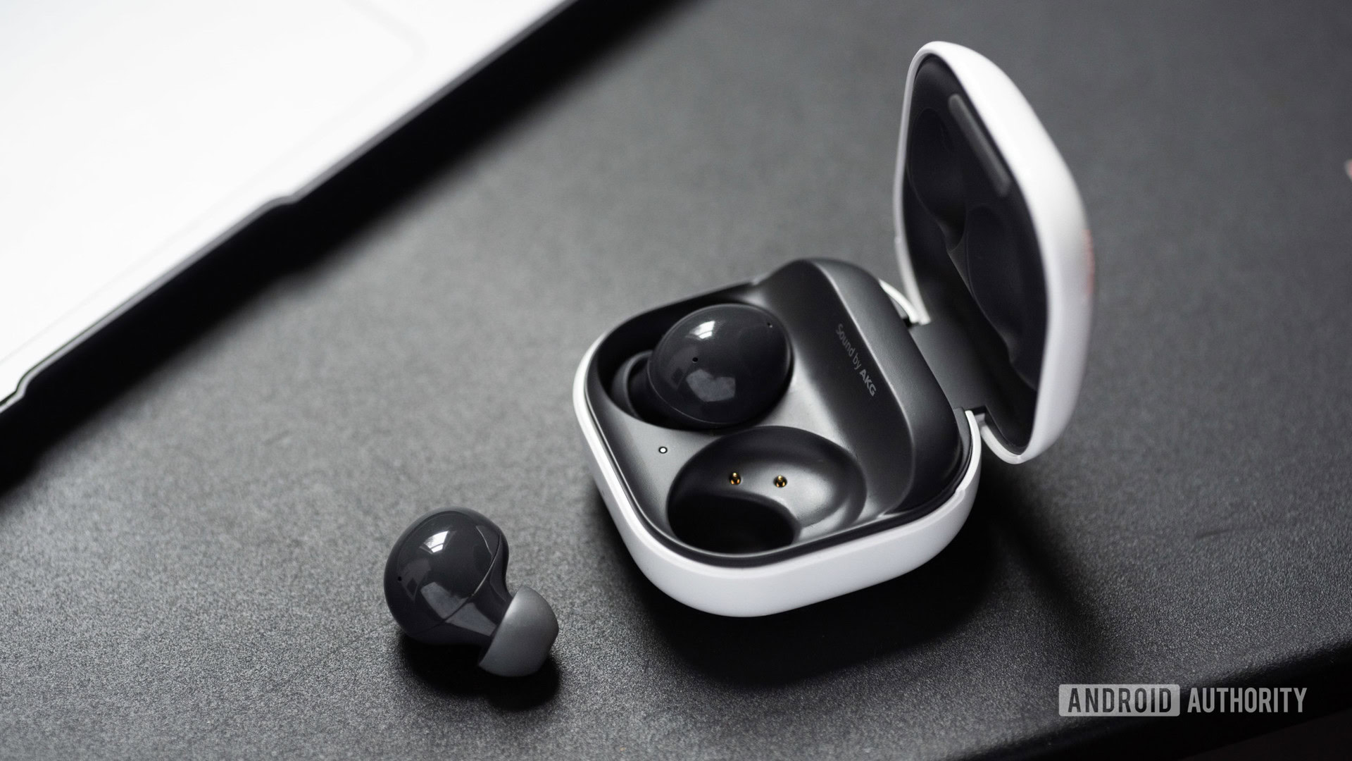 Galaxy Buds 2: Bạn yêu thích âm nhạc và đang tìm kiếm một tai nghe không dây lý tưởng cho riêng mình? Galaxy Buds 2 sẽ khiến bạn thỏa mãn những mong đợi đó. Với thiết kế nhỏ gọn và khả năng chống nước, bạn có thể thỏa sức nghe nhạc mọi lúc mọi nơi đấy.