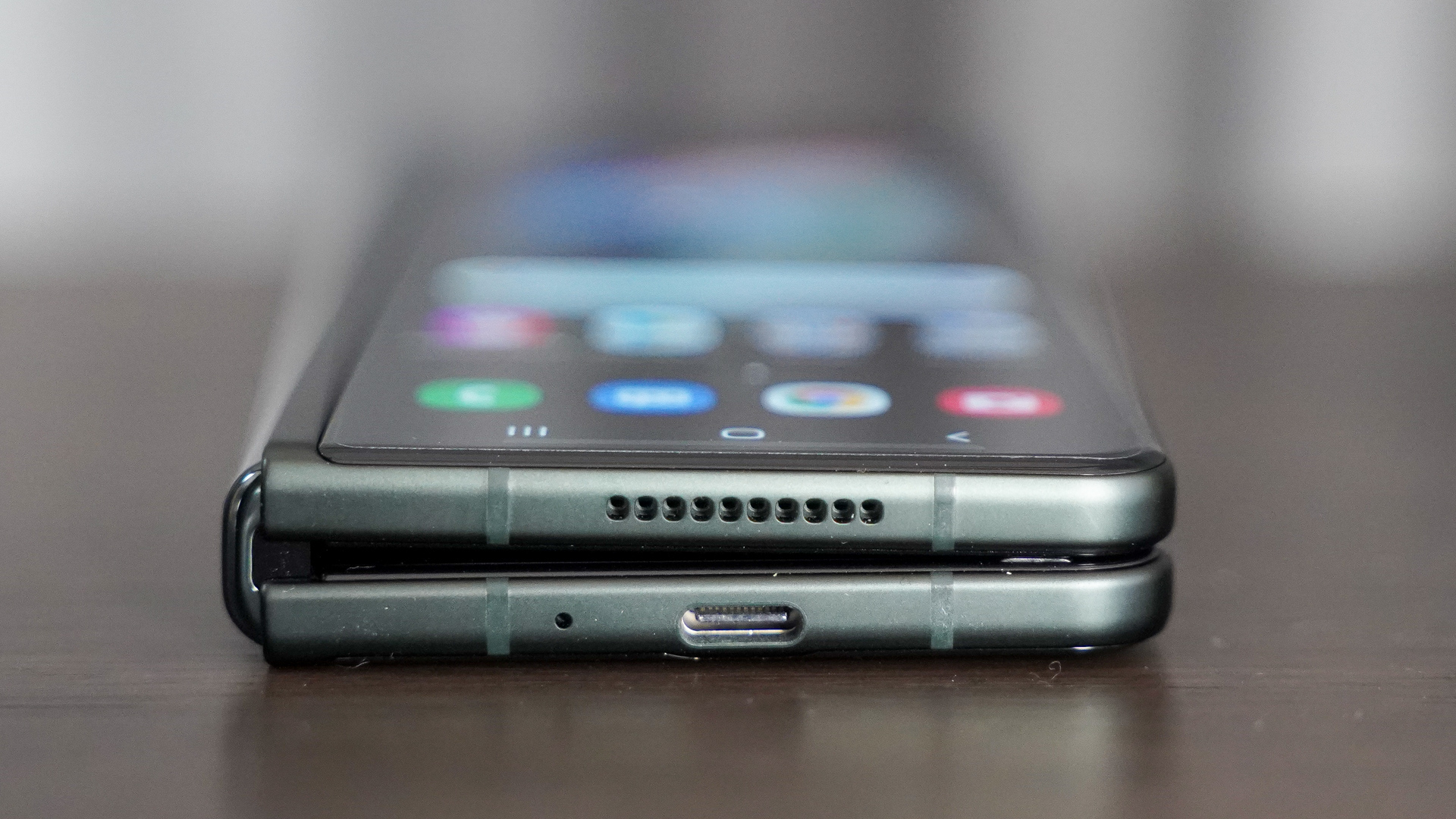 Samsung Galaxy Fold 3 plegado mostrando el borde inferior