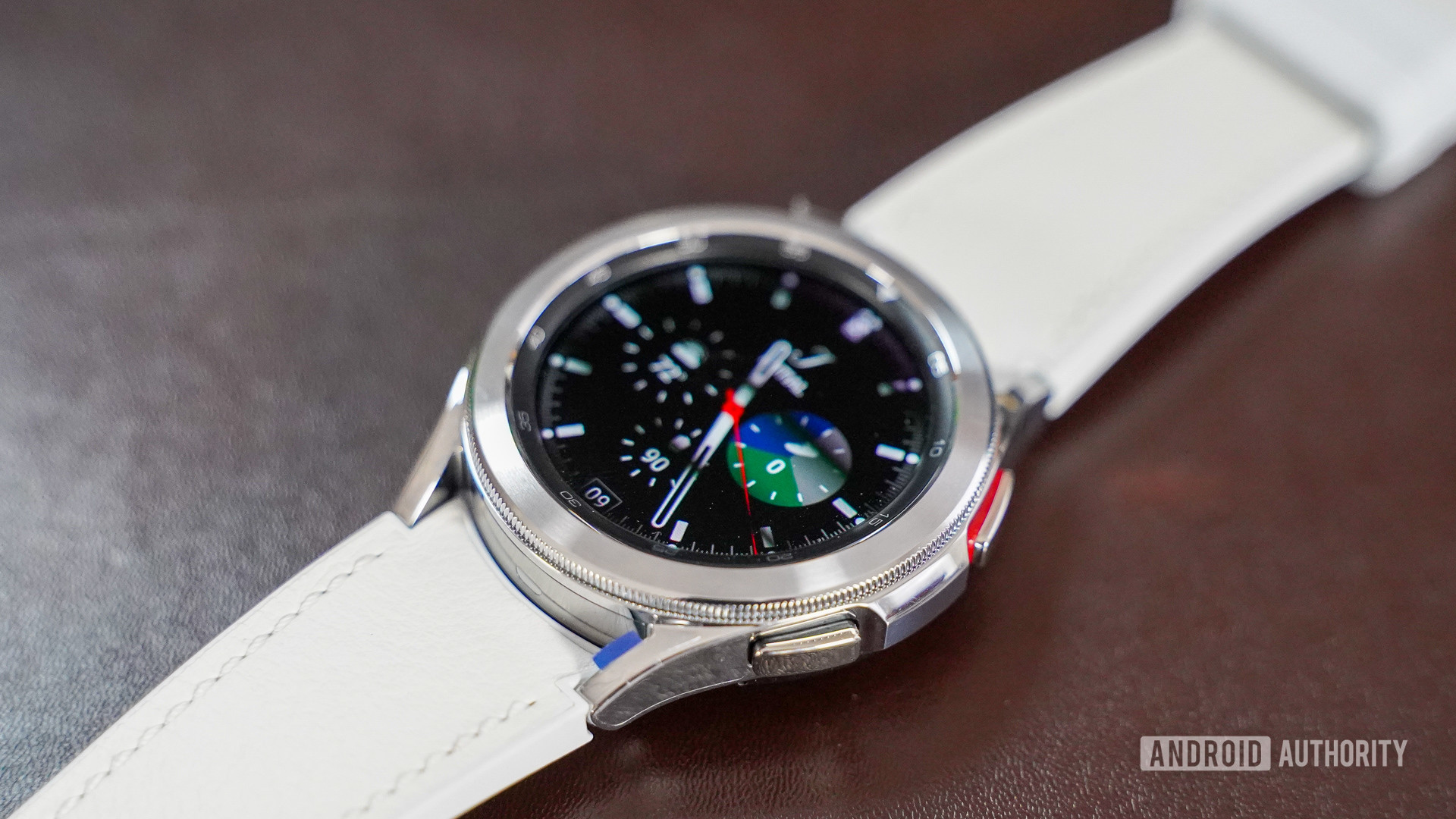 Samsung Galaxy Watch 4 Classic dalam profil kanan putih