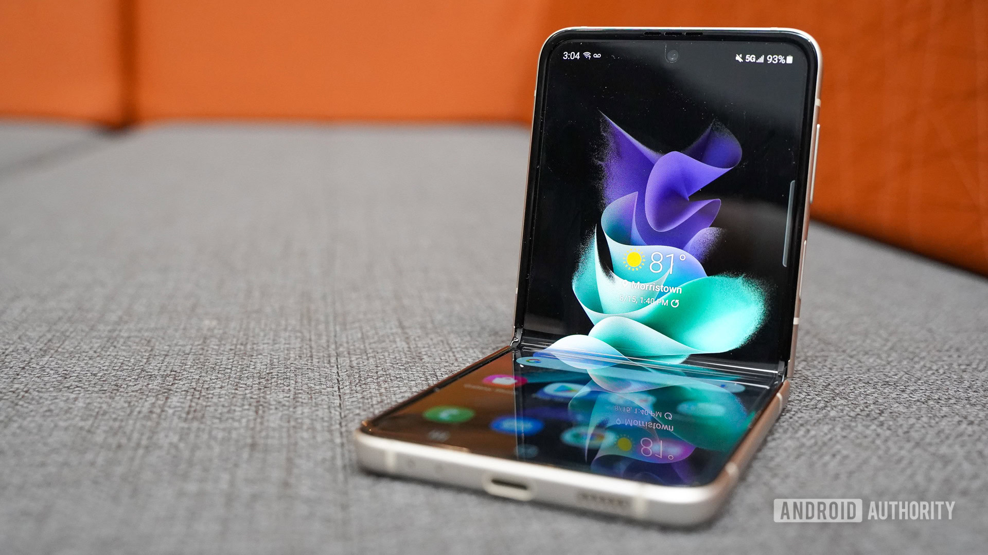 Samsung Galaxy Z Flip 3 dibuka dengan layar beranda