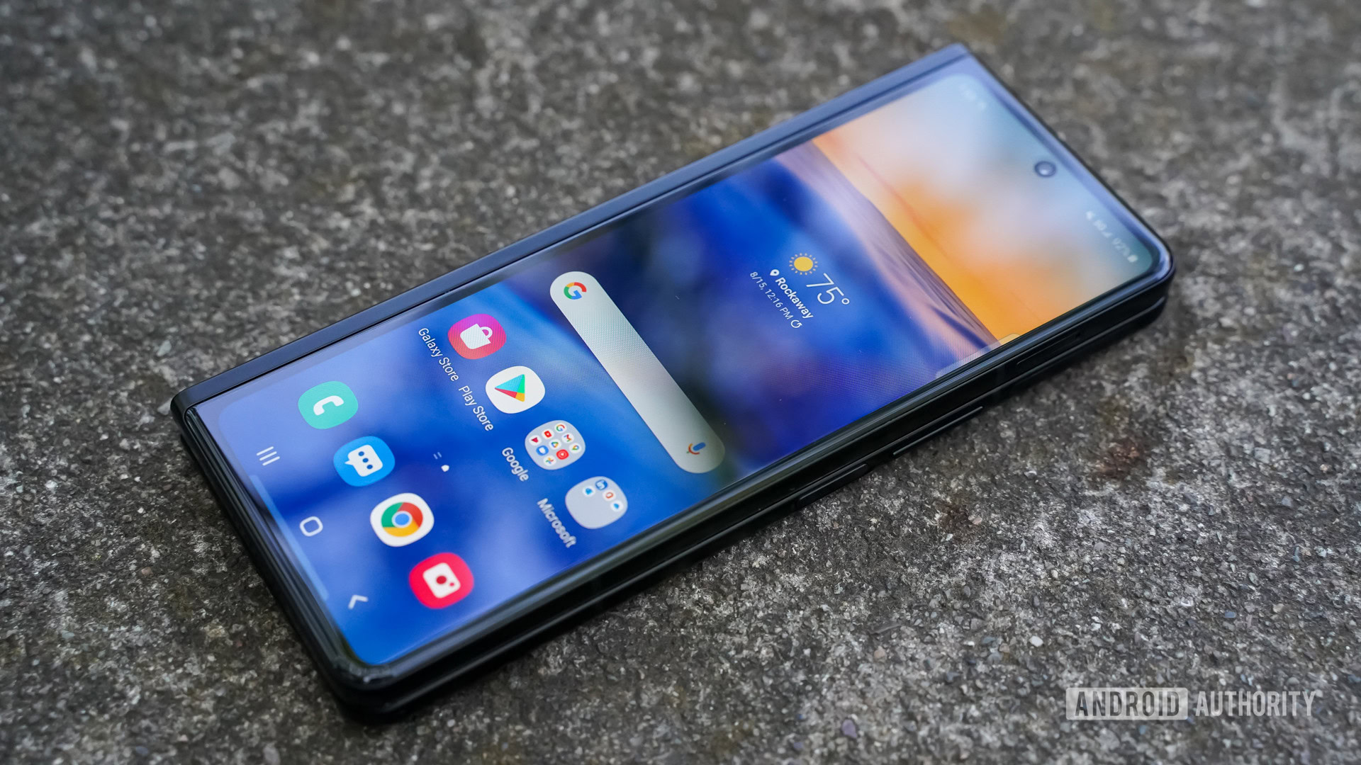 Pantalla inclinada del Samsung Galaxy Z Fold 3 cerrada.