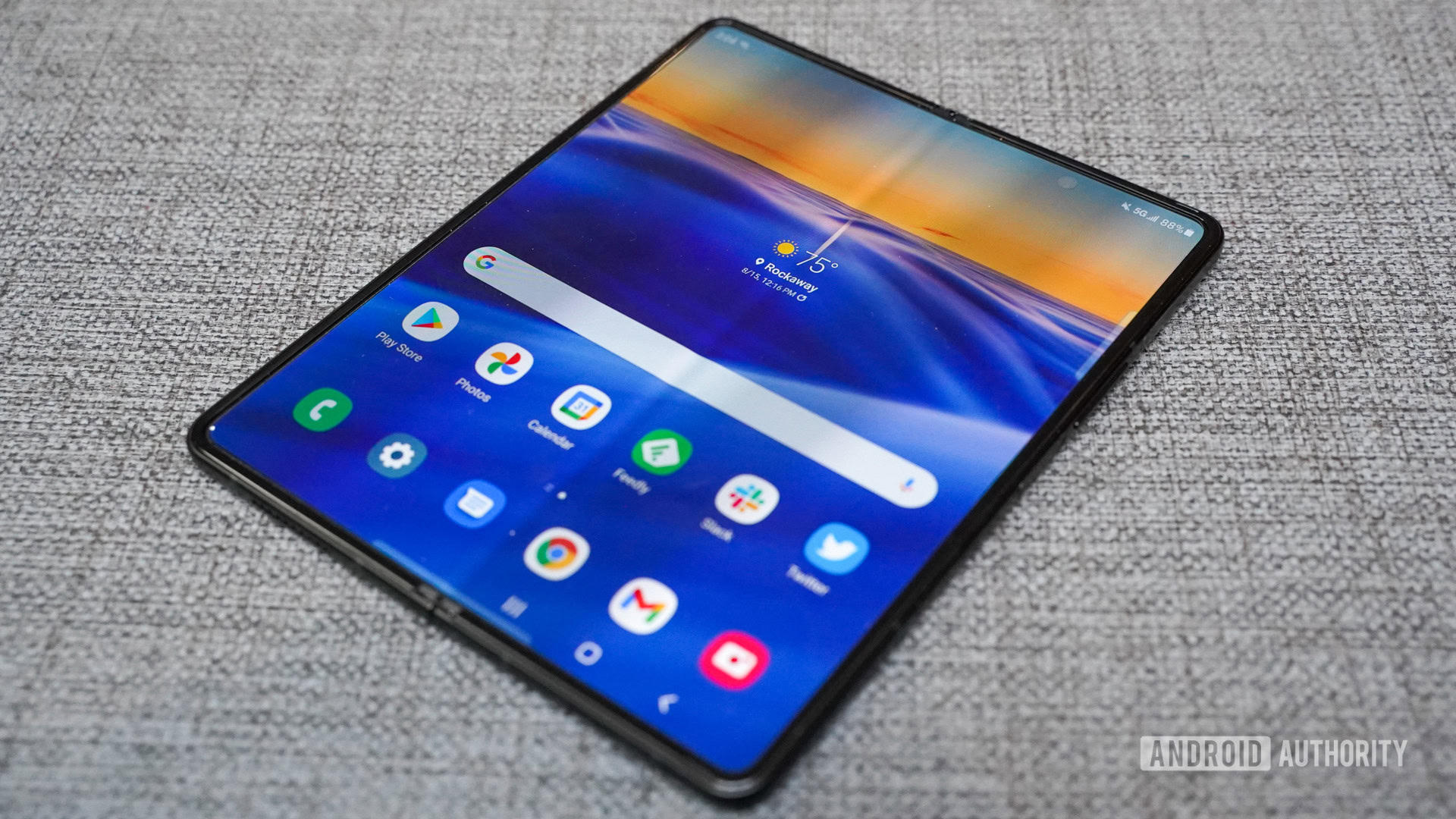 Sofá abierto con pantalla en ángulo del Samsung Galaxy Z Fold 3