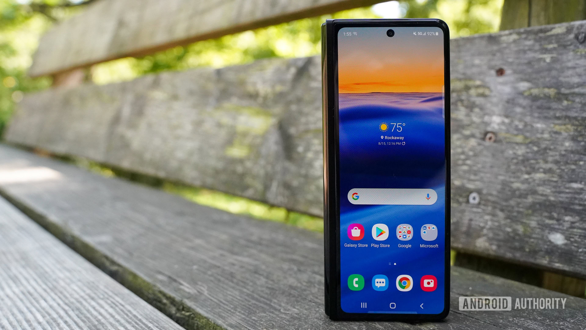 Pantalla frontal cerrada del Samsung Galaxy Z Fold 3 en un banco.