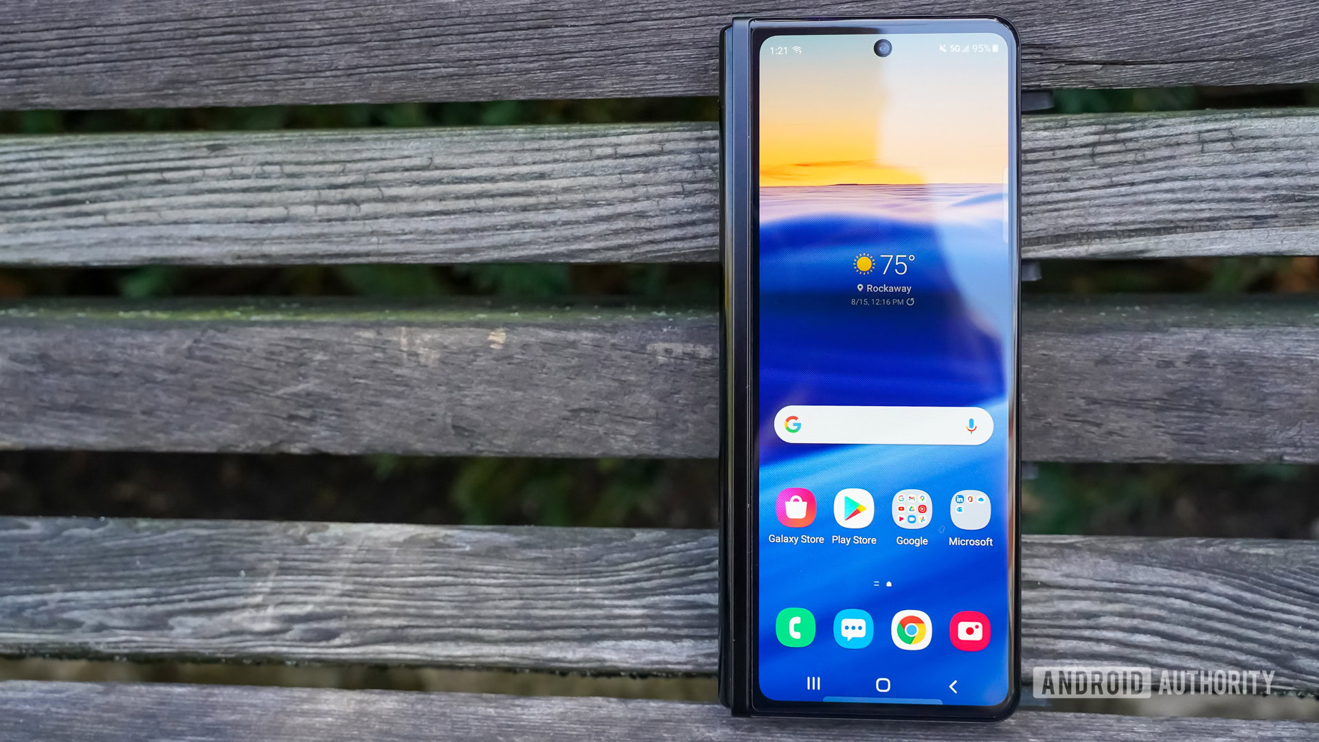 Pantalla Samsung Galaxy Z Fold 3 en un banco.