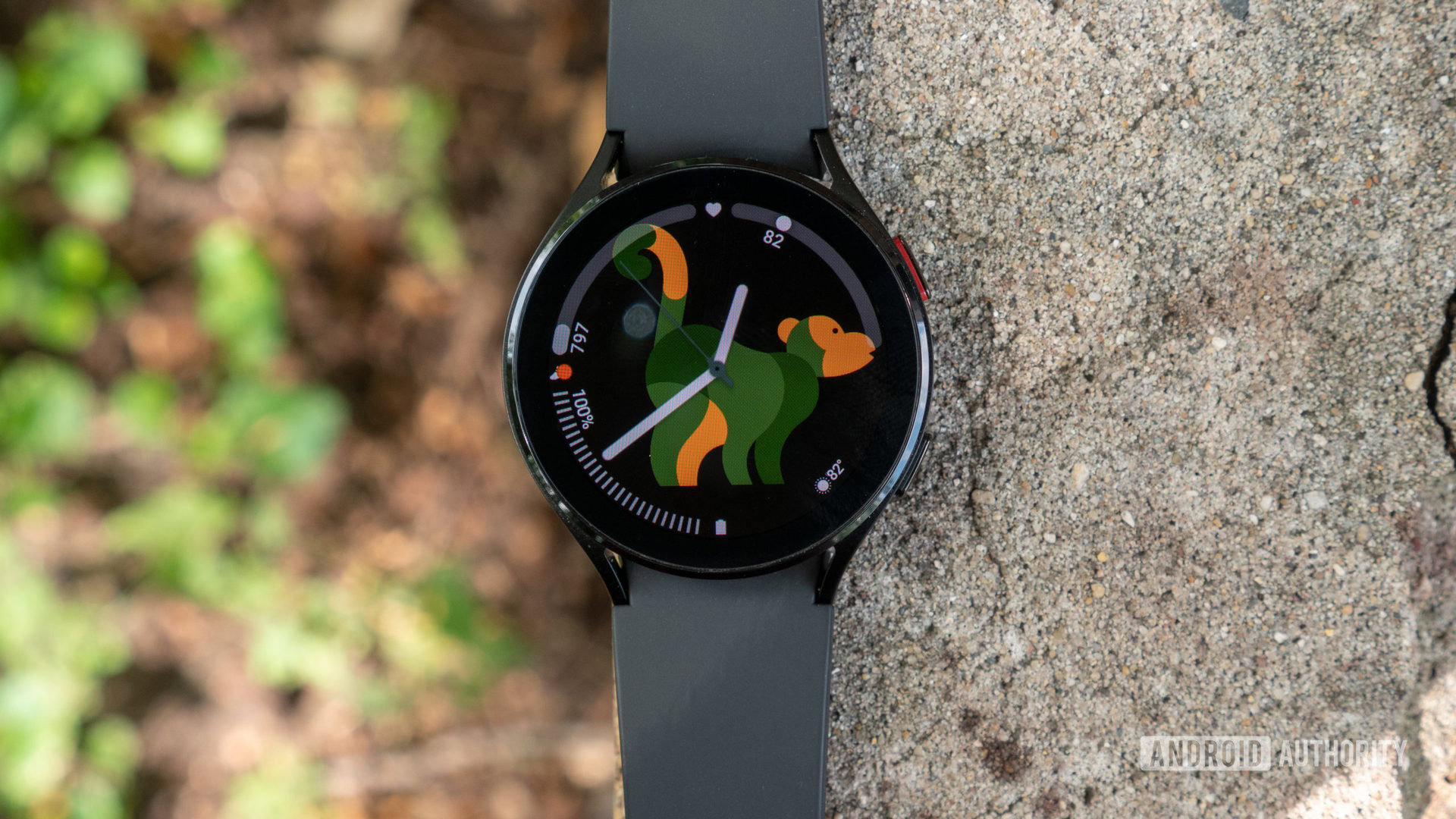 El Samsung Galaxy Watch 4 acostado sobre un ladrillo.