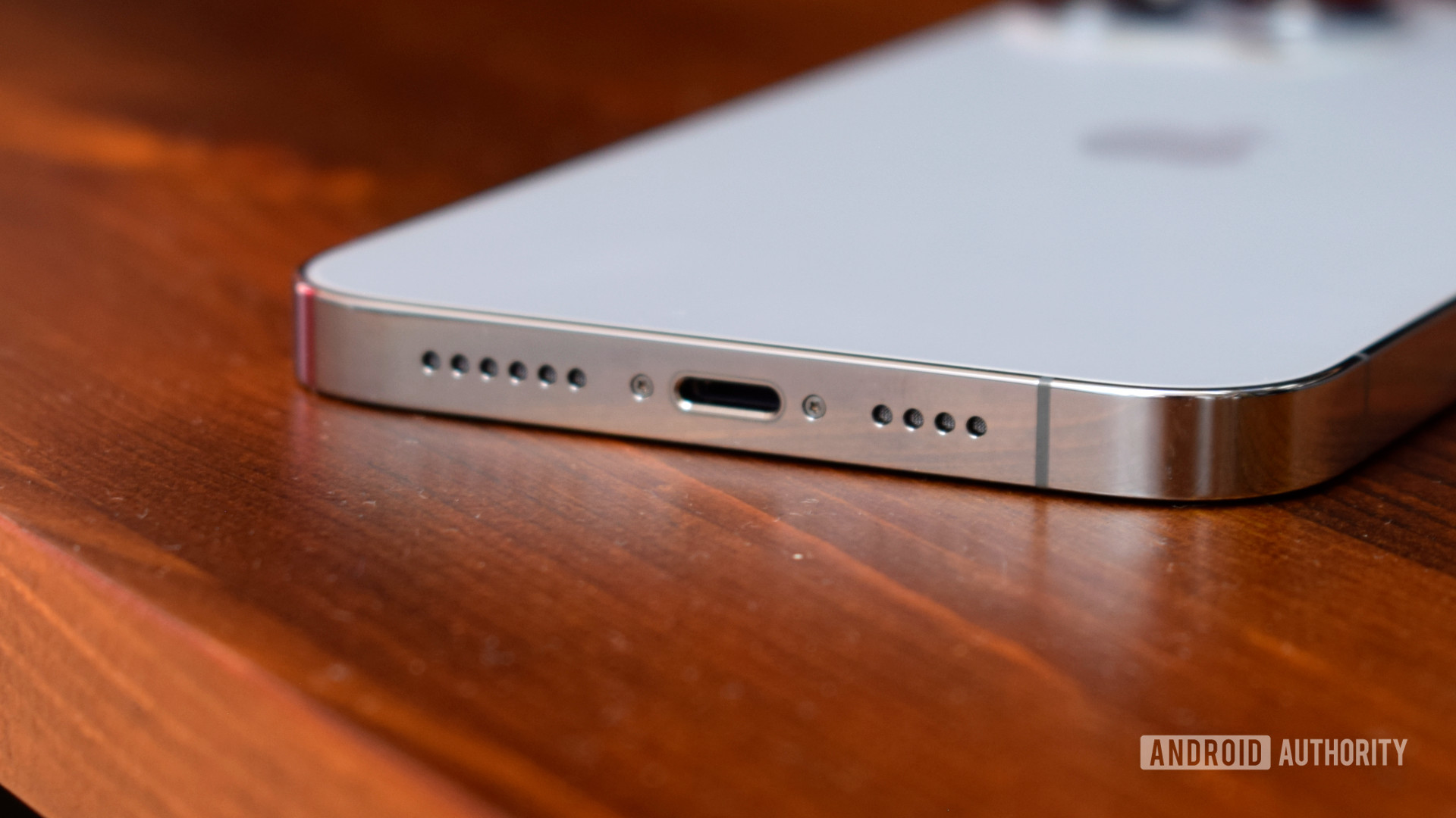 Apple iPhone 13 Pro Max Lightning Port на деревянном столе