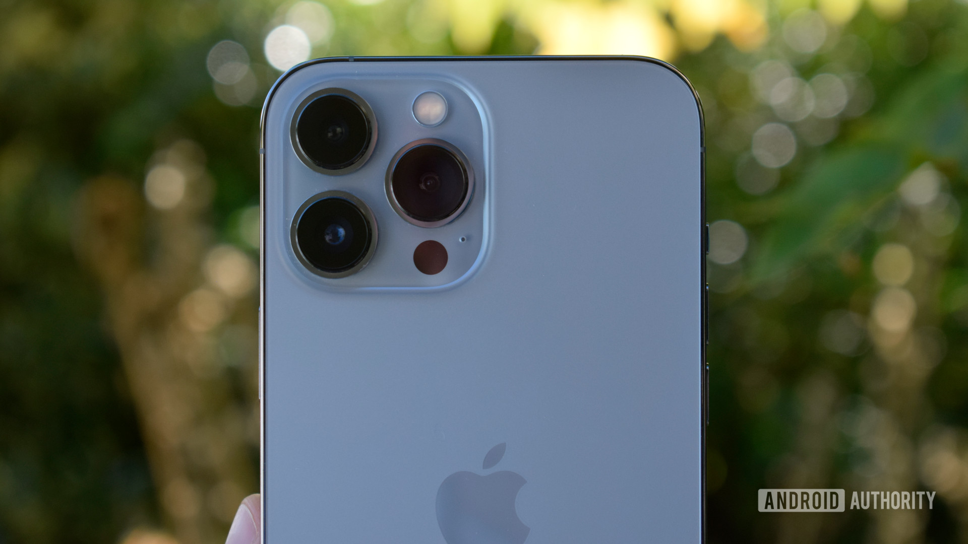 Apple iPhone 13 Pro Max, elinde kamerayla geri döndü