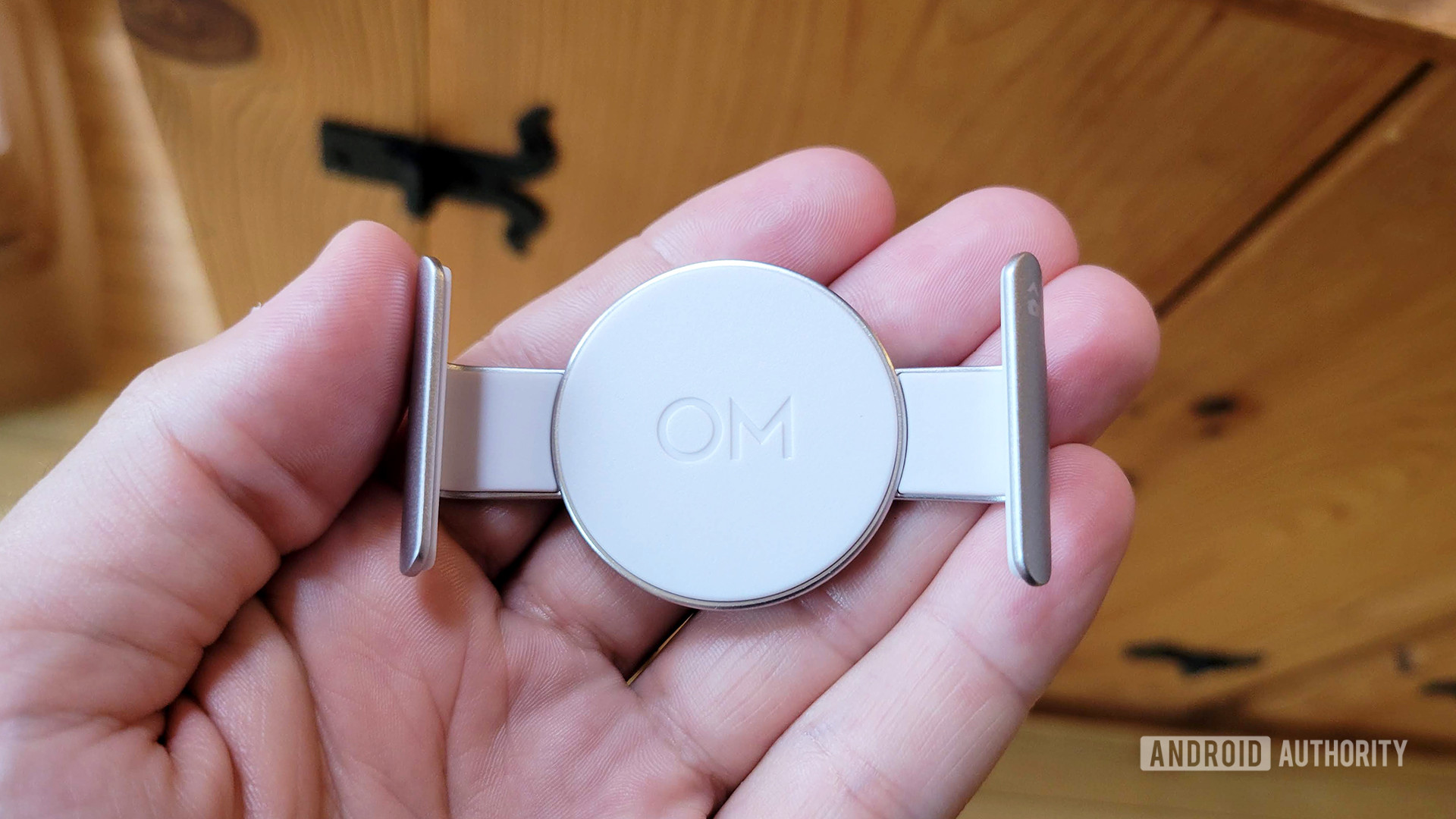 DJI OM 5 Review Magnetic Mount Clip In Hnad
