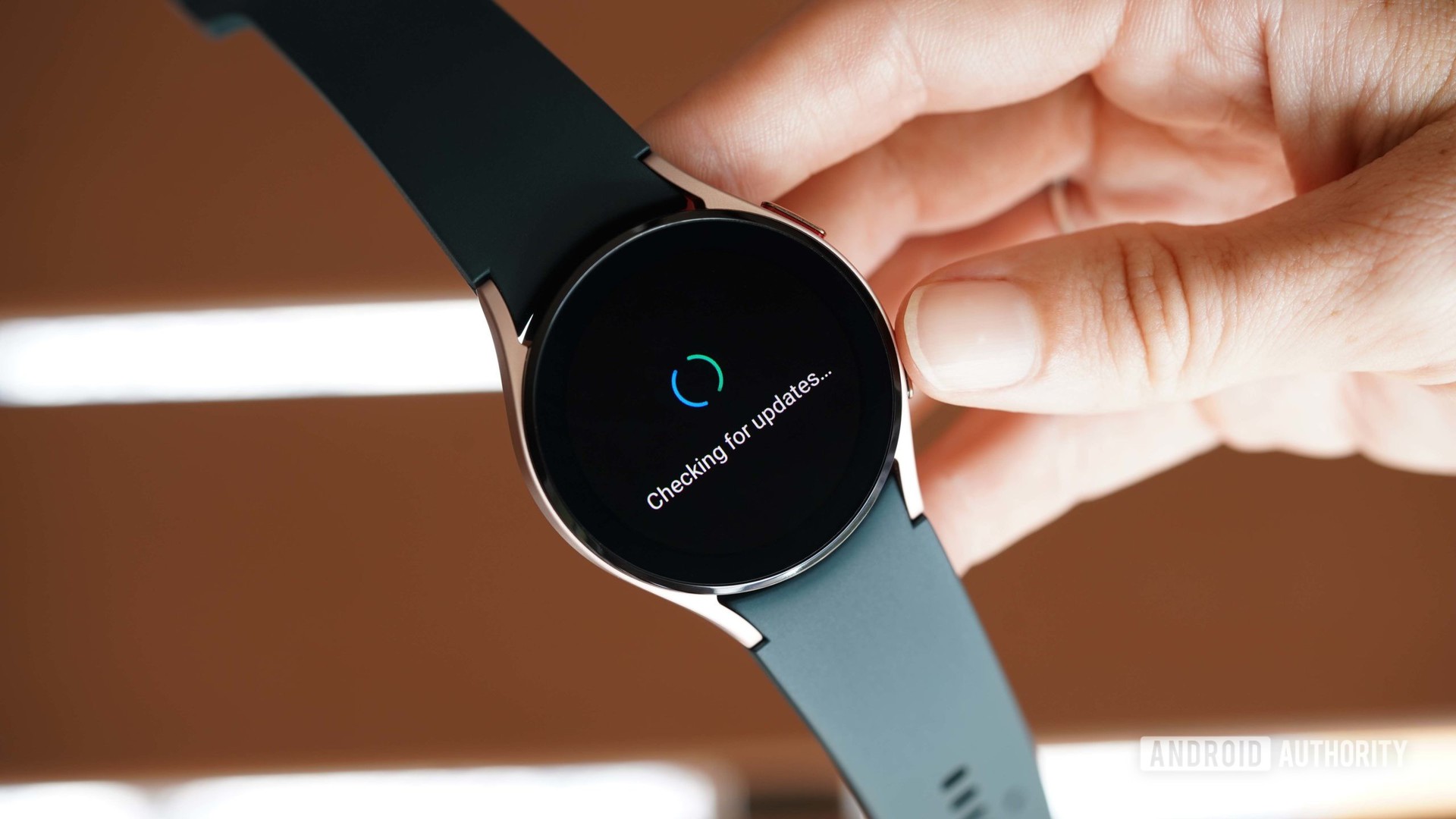 Bir Galaxy Watch 4 kullanıcısı, saat ayarlarında yazılım güncellemelerini kontrol eder.