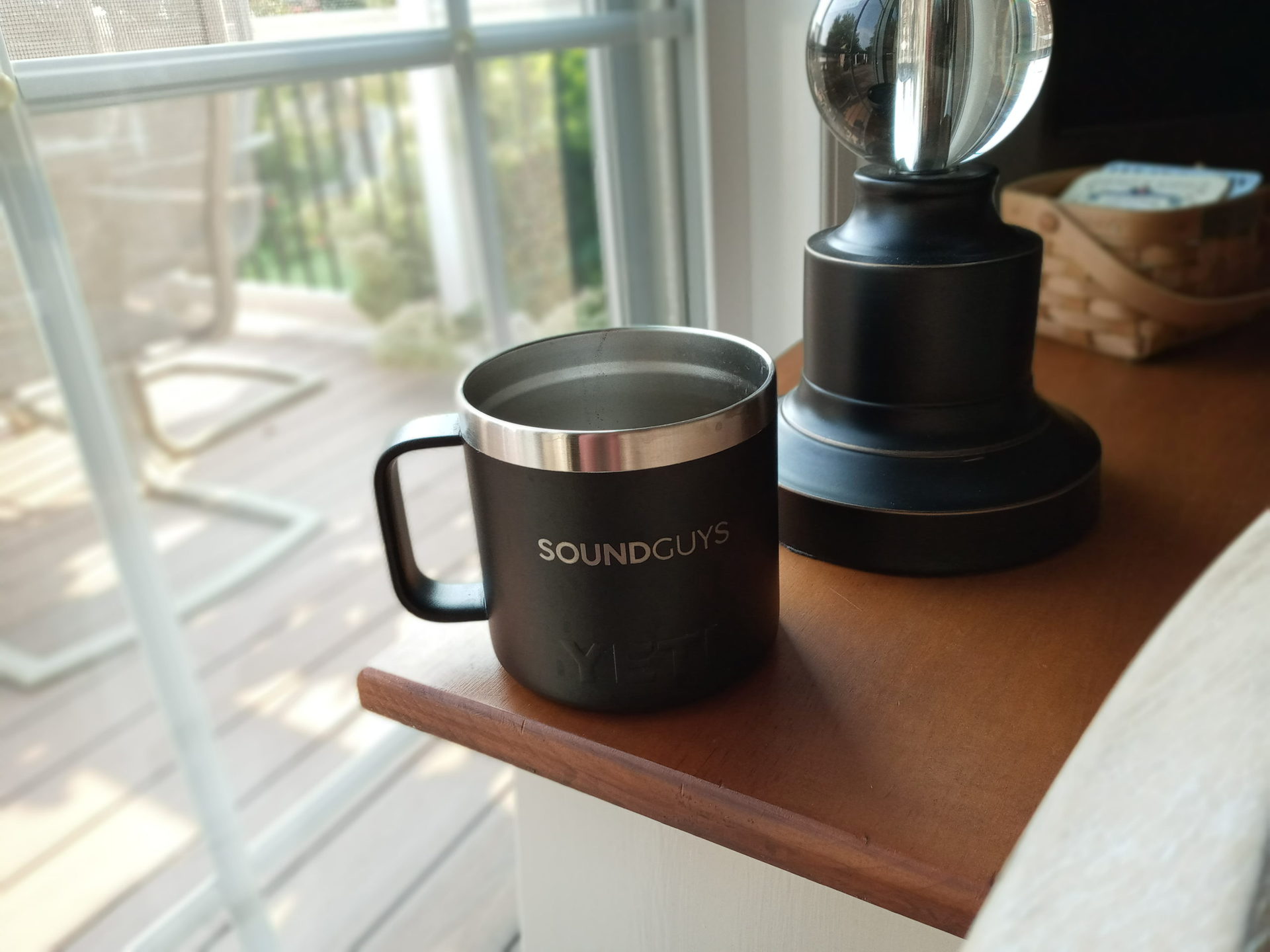 A portrait mode image of a mug taken with the LG Reflect
