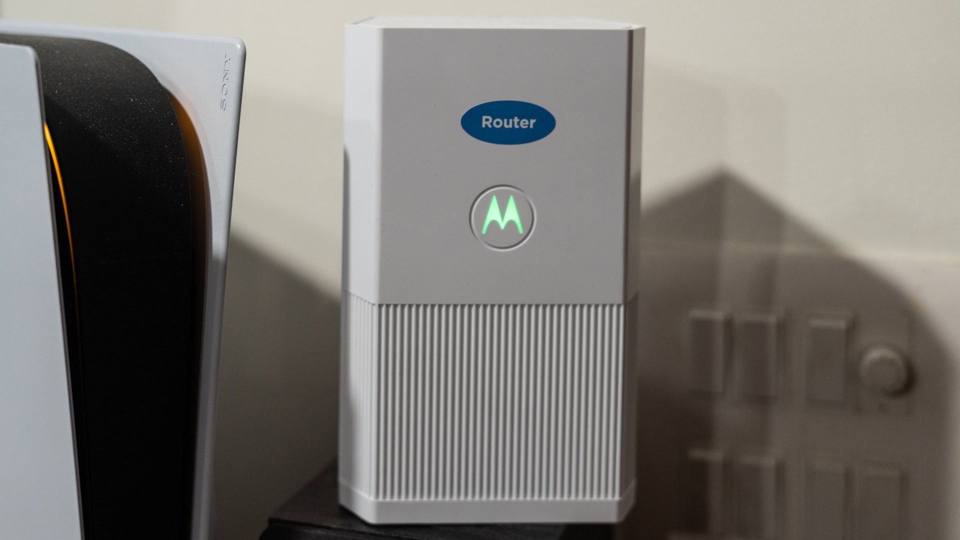 Motorola MH7020 review front view of router